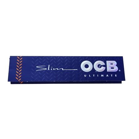 OCB Ultimate Slim papirroller præsenterer en slank, rektangulær form med en glat, hvid overflade. Papiret har en fin tekstur, der muliggør nem rulle- og klipning. På emballagen er der sort tekst og symboler, der angiver produktets egenskaber. Det hele er pakket i en praktisk, let tilgængelig indpakning, der fremhæver det minimalistiske design.