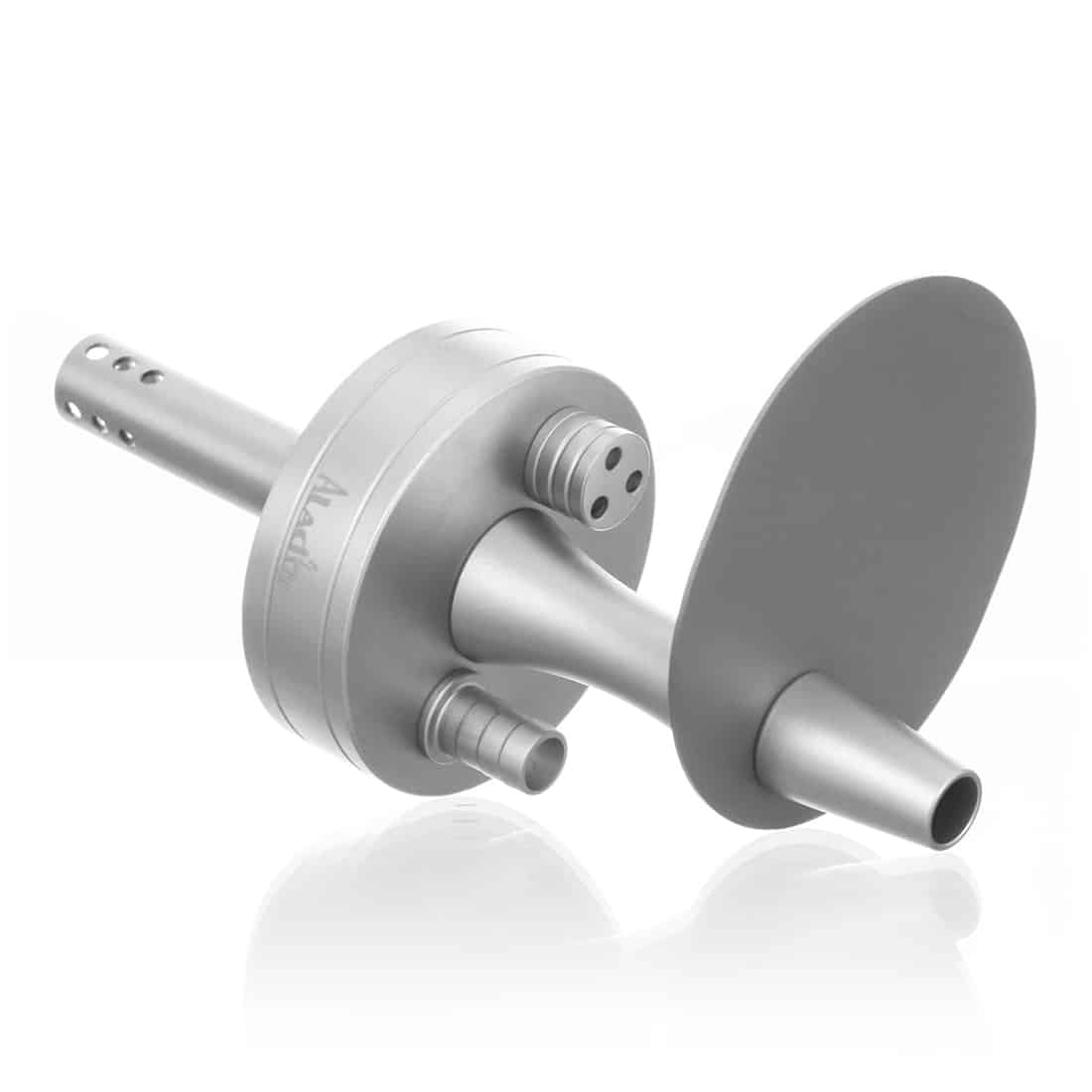 Den bærbare vandpibe er fremstillet i et skinnende, sølvfarvet metal med en glat overflade. Den har en slank profil med en rund bund og en konisk top. Slangen er sort med en blød tekstur, og munden er udstyret med en gennemsigtig, farvet del. Det samlede design er minimalistisk med en enkelt knap og uden synlige ornamenter.