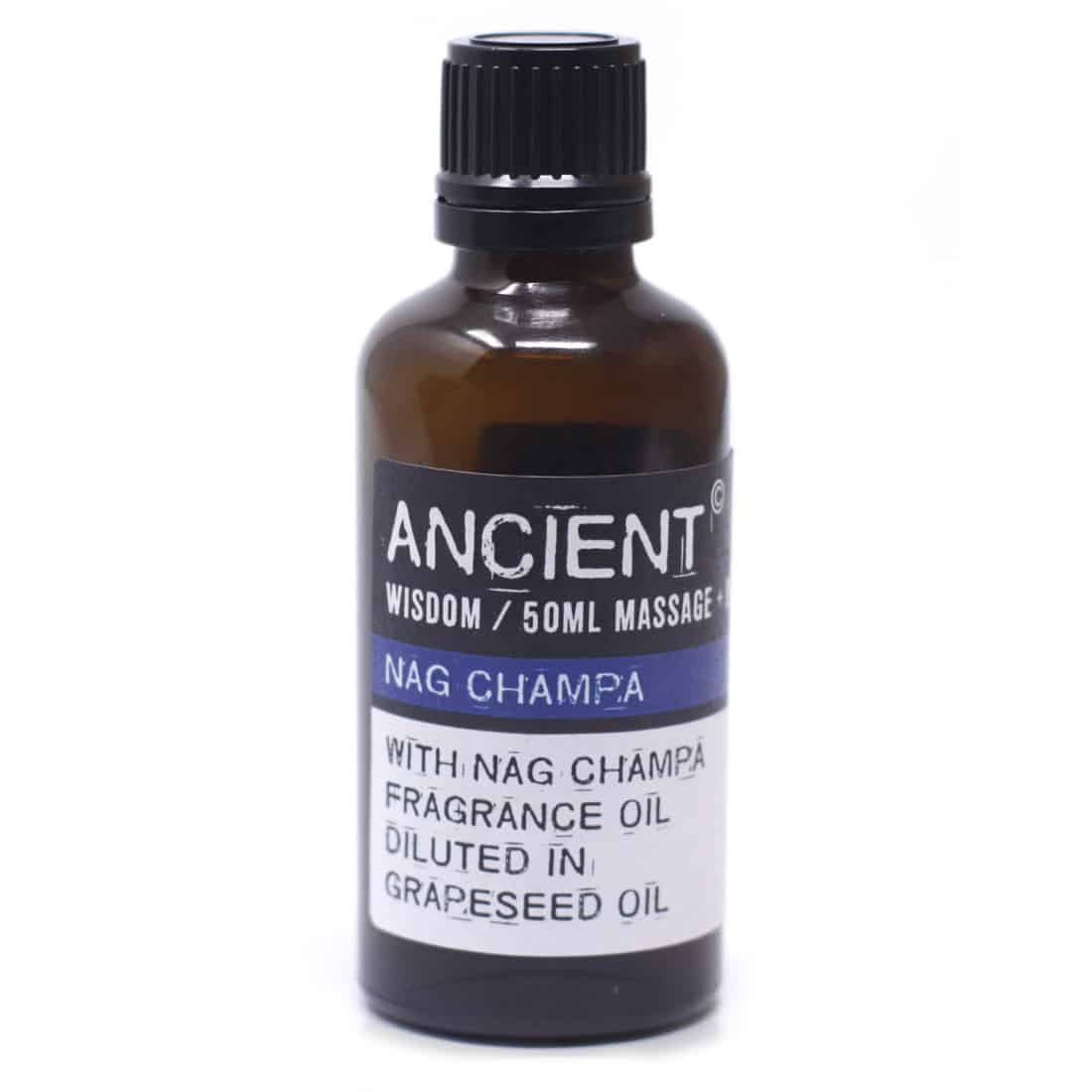 En lille, gennemsigtig flaske med en mørkeblå farve og en sort skruelåg. Flasken indeholder en klar, let gylden olie, der reflekterer lyset. Etiket med grønne og hvide nuancer pryder flaskens front, hvor teksten er tydelig. Der er også et symbol af en lotusblomst, der tilføjer et dekorativt element til flaskens design.