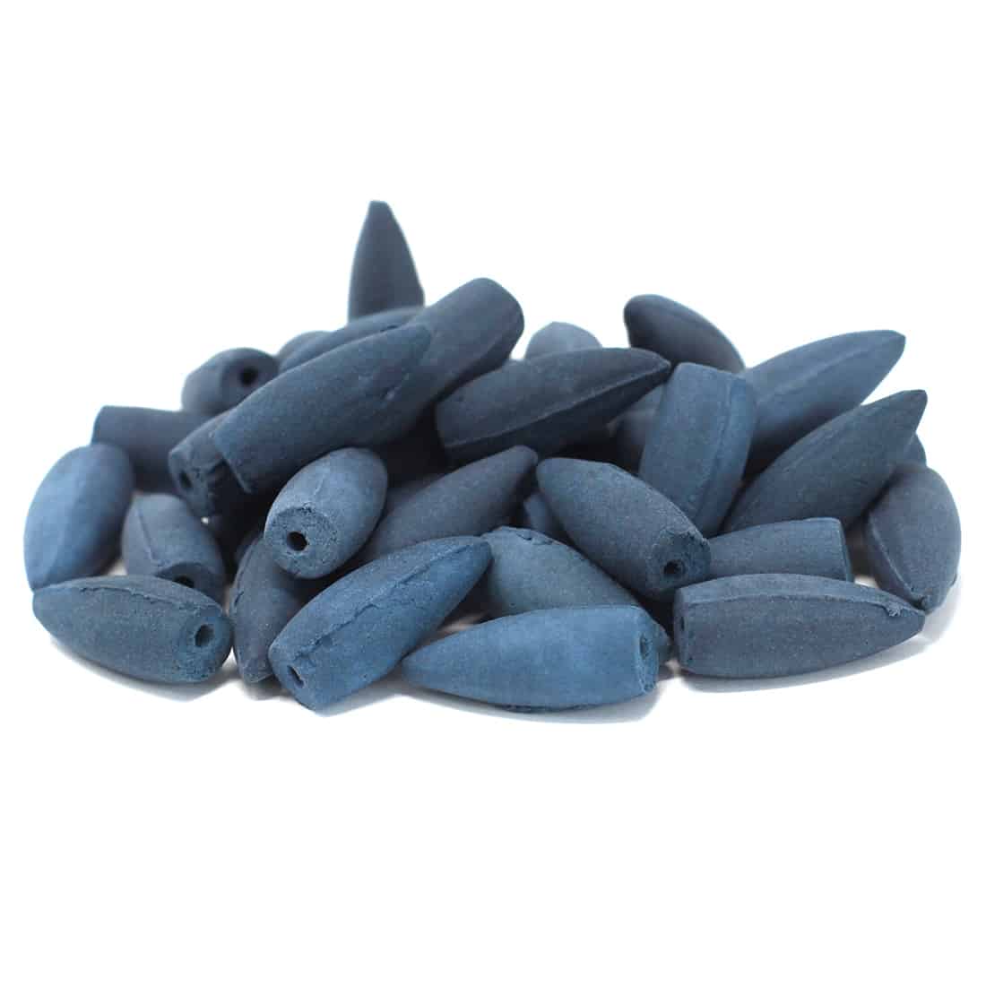 En pakke med tibetansk muskat, der vejer 500 gram, præsenteres i en sort, mat pose. Posen har en enkel design uden synlige mønstre og lukkes med en genlukkelig funktion. På forsiden er der en hvid tekst, der angiver produktnavnet og vægten. Posen har en let glans og en glat tekstur, der giver et moderne udtryk.