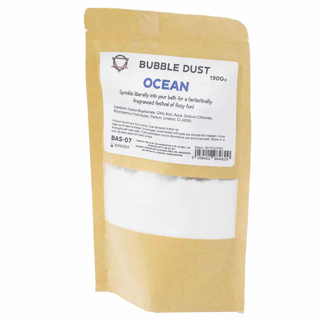 En rund, blød badebold præsenterer sig i en dyb oceanblå farve med en glansfuld overflade. Den har en jævn tekstur og fremtræder let gennemsigtig, hvilket giver en fornemmelse af lethed. Bolden har en diskret, mat hvid stribe omkring midten, der skaber en kontrast til den intense blå. Den vejer 190 gram.