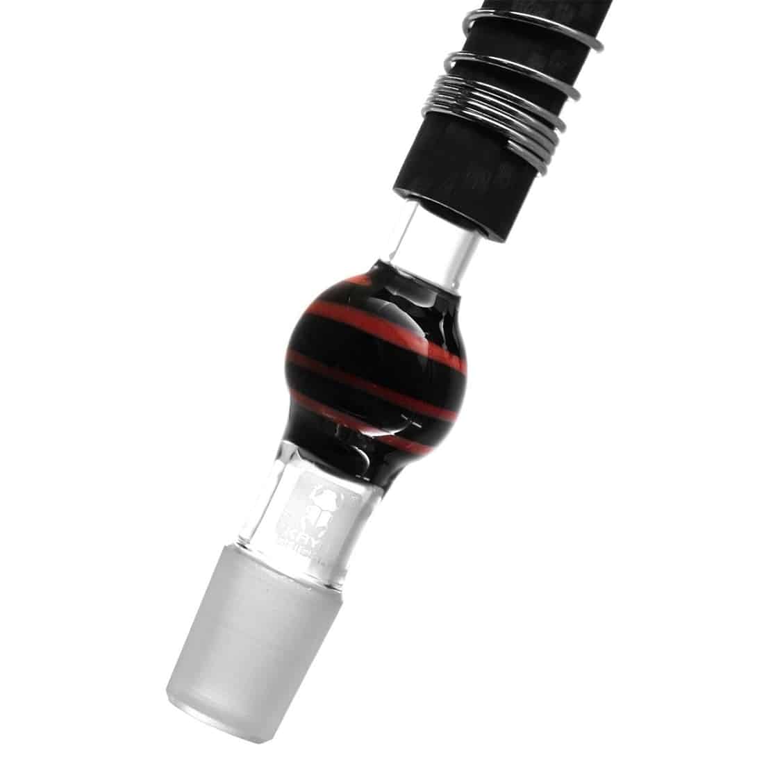 Carbonish lolly stick slange sæt præsenterer en sort og rød farvekombination. Slangerne har en glat, skinnende overflade med en bølgende form, der skaber en dynamisk effekt. De er udstyret med knapper, der viser forskellige symboler. Mønstrene på slangerne er detaljerede og tilføjer tekstur, mens de let kan adskilles og monteres i forskellige konfigurationer.