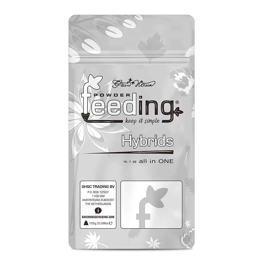 En emballage med pulverfoder til planter præsenterer sig i en rektangulær form med en grøn farve dominerende. Forsiden har en illustrativ grafik af planter, der viser sprøde blade og en sund vækst. Teksten er trykt i hvidt og gult, med tydelig information om produktets indhold og anvendelse. Toppen er lukket med en skruehætte.