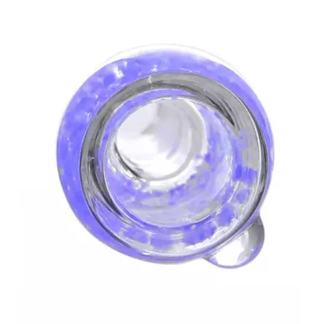 Grinsbowlen har en dyb lilla farve med en glat, blank overflade, der reflekterer lys. Formen er rund med en bred åbning, der skråner let nedad mod en stabil bund. Indvendigt har den en fin, ensartet tekstur, mens kanten er let bølget. Ingen synlige symboler eller tekst pryder overfladen, hvilket bidrager til det minimalistiske udtryk.