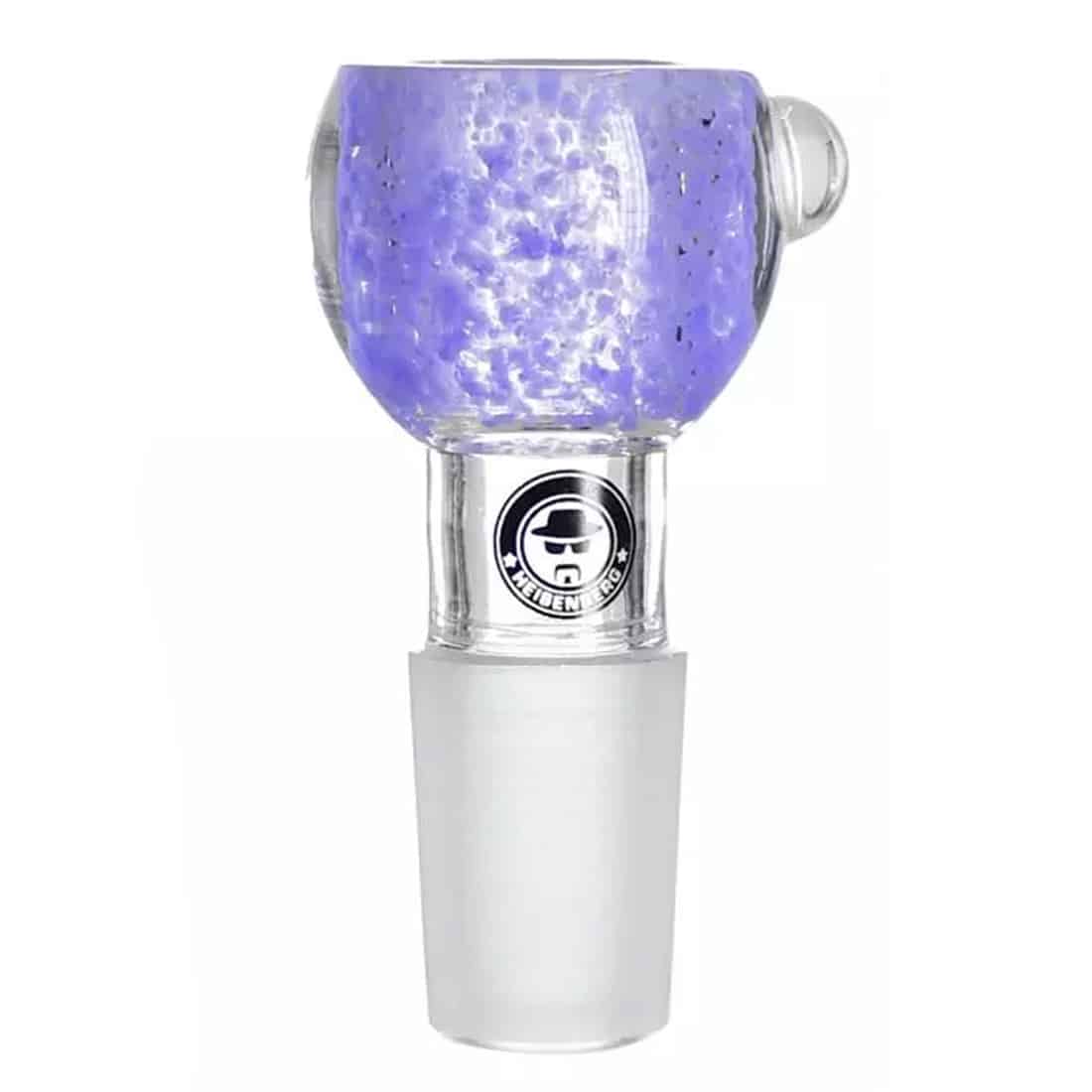 En skål med en dyb lilla farve pryder overfladen, fremstillet af glas med en let transparent effekt. Den har en rund, buet form med en bred åbning og en indsnævret bund, hvilket giver stabilitet. Overfladen er glat, og der er fine detaljer i struktur og glans, der fanger lyset og skaber en elegant refleksion.