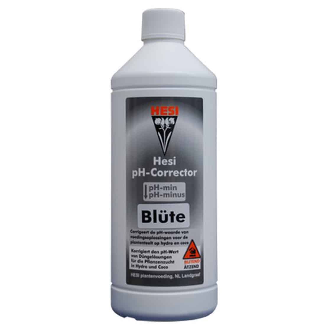 En gennemsigtig plastflaske med en skruehætte i hvid farve. Flasken er fyldt med en klar væske, og etiketten er domineret af nuancer af grøn og sort. Teksten på etiketten er tydelig og indeholder information om produktet, herunder volumen på 1 liter. Flaskens form er slank og cylindrisk med en let buet hals.