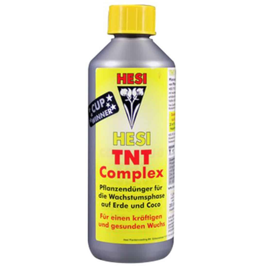 En transparent plastikflaske med en slank, cylindrisk form indeholder en lysegul væske. Flasken har en sort skruelåg med en flad top. Etiket i farverne grøn og hvid pryder flaskens front, med tydelig tekst og grafiske elementer. På bagsiden findes detaljerede oplysninger og en stregkode, der står i et klart, letlæseligt layout.