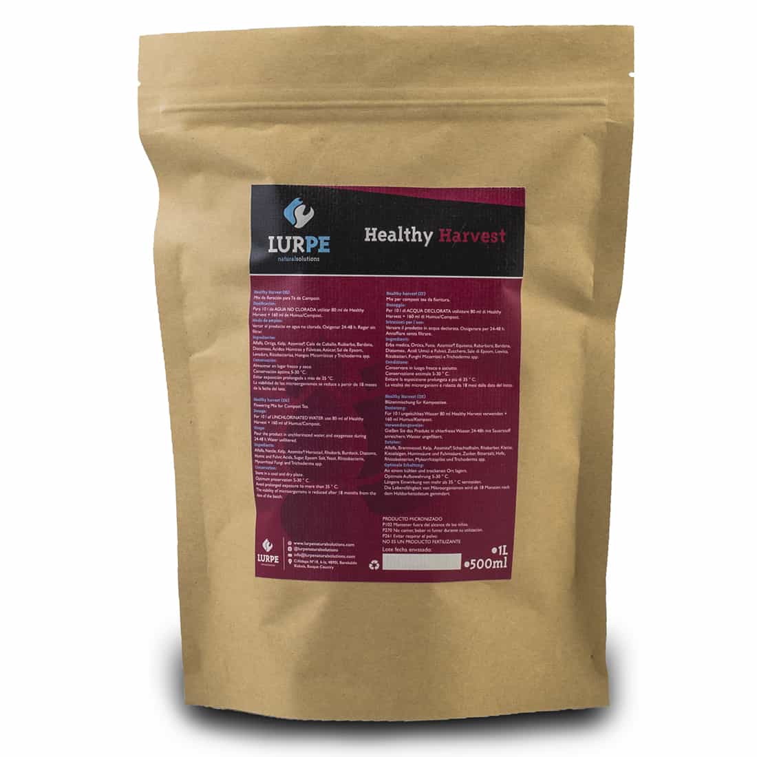 En rund, flad skål i hvid keramik pryder overfladen og har en glat, blank finish. Indvendigt er skålen dekoreret med et farverigt, geometrisk mønster i nuancer af grøn, orange og rød. Mønstret skaber en visuel kontrast til den hvide bund. Skålens kant er let buet, og bunden er flad for stabilitet.