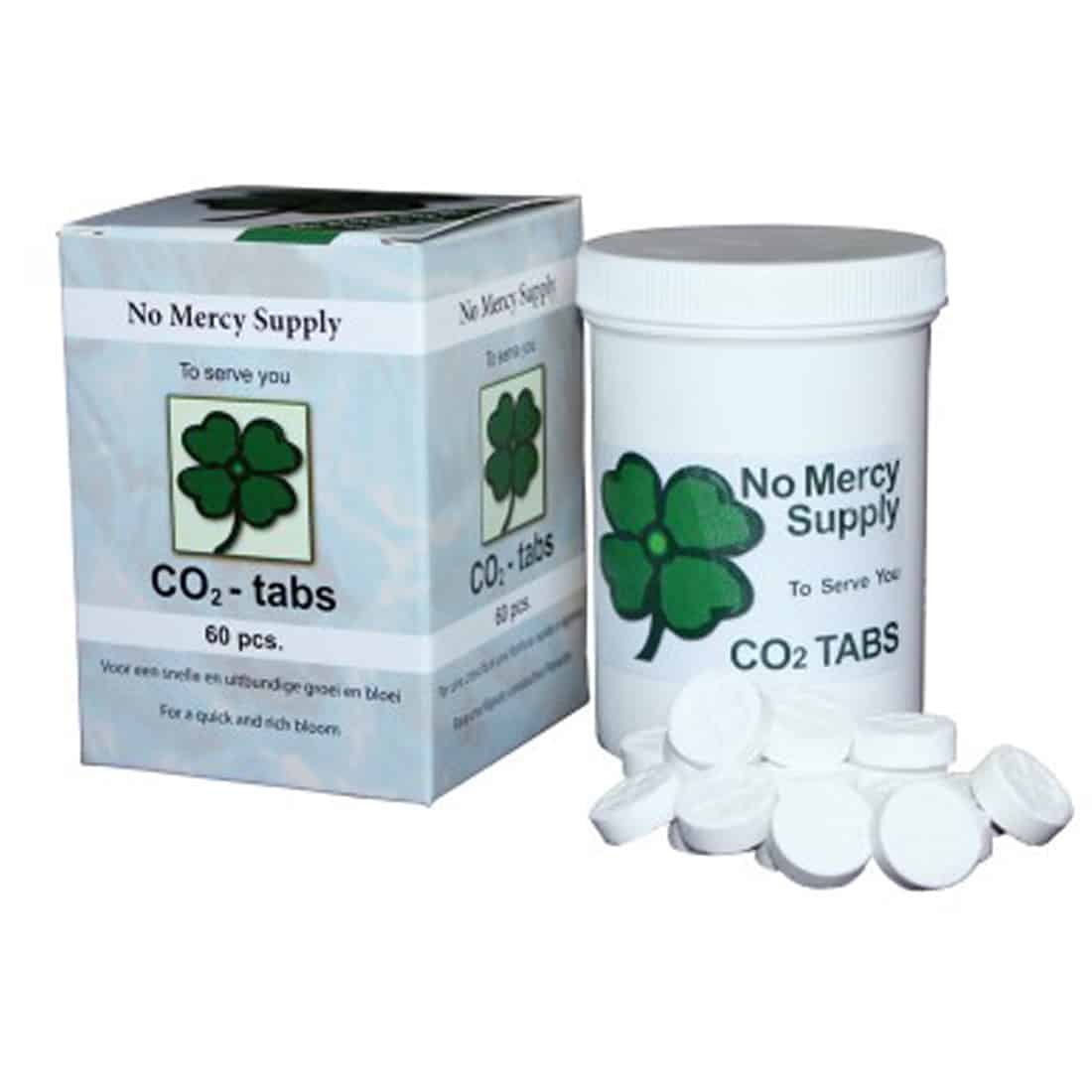 En pakke indeholdende 60 tabletter præsenteres i en rektangulær, gennemsigtig plastikbeholder med skruehætte. Beholderen er forsynet med et sort og hvidt label, der indeholder tekst og grafik i en moderne skrifttype. Tabletterne er runde og hvide med en glat overflade. Baggrunden er neutral, hvilket fremhæver beholderens detaljer og indhold.