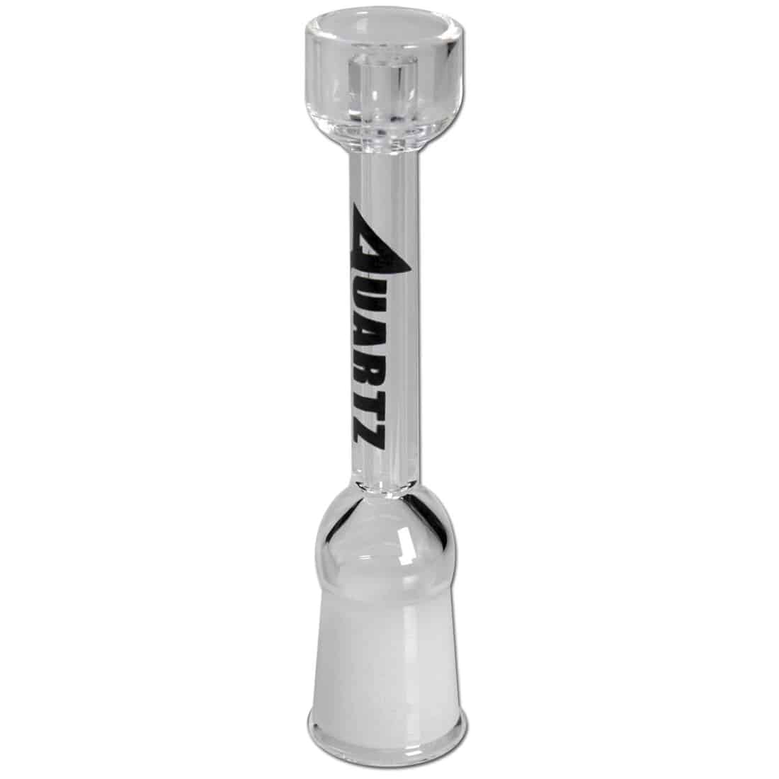 En transparent olie skål med en central rørstruktur, fremstillet af klart glas. Skålen har en rund form og er prydet med en glat overflade, der reflekterer lys. Den har en indvendig rørledning, som er formet som en buet slange med en skarp bøjning, der leder væsken. Sammenføjningerne er præcise, og overfladerne er uden synlige defekter.