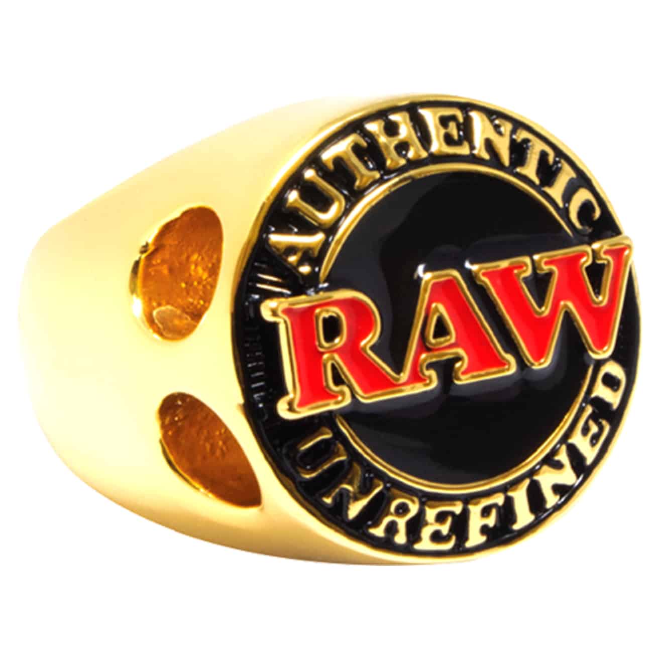 En stor og detaljeret ring i sølvfarvet metal pryder midten, hvor en stor, rund, facetteret ædelsten i dyb blå farve dominerer. Ringen har et bredt, glat bånd, der gradvist buer op mod stenen. På ringens side er indgraverede detaljer, som tilføjer tekstur og dybde. Stenen reflekterer lys, hvilket skaber en glitrende effekt.