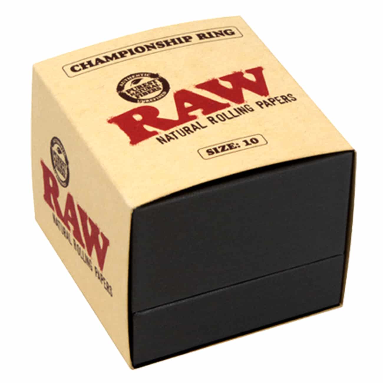 En kraftig ring i sølvfarvet metal pryder et simpelt, men elegant design. Ringen har en bred, glat overflade med en stor, facetteret sten i midten, der skinner i nuancer af blå og lilla. Omkring stenen er der indgraverede detaljer, som tilføjer et raffineret mønster. Indvendigt er ringen stemplet med et størrelsesmærke.