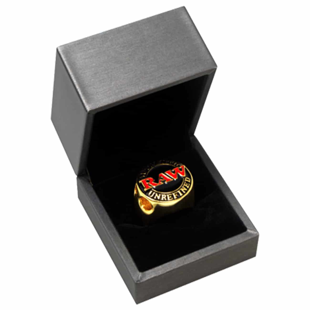 En massiv, skinnende ring i sølvfarvet metal pryder midten, med en stor, facetteret ædelsten i en dyb blå nuance. Ringen har et detaljeret mønster omkring kanten, som inkluderer indgraverede symboler. Indersiden er glat og poleret, mens den ydre overflade bærer en mat finish, der skaber en kontrast til den glitrende sten.