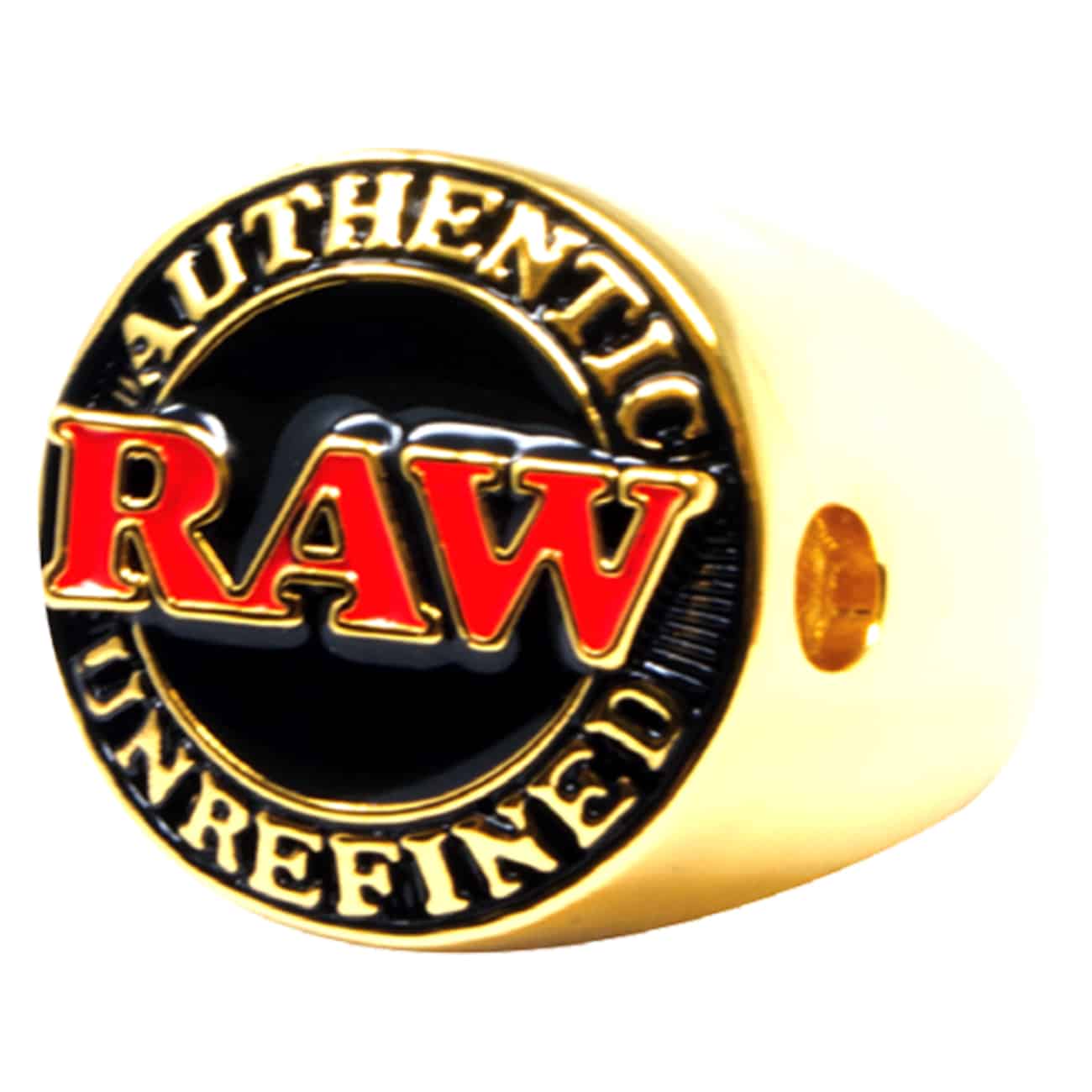 Et stort, skinnende mesterskabsring i sølvfarvet metal pryder midten af fokus. Ringen har en bred, poleret overflade med indlagte detaljer i form af små, glitrende sten, der danner et mønster. På fronten ses et stort emblematisk design, muligvis et symbol, der skaber en kontrast til den glatte tekstur. Ringen har en mat inderside, som giver et elegant udtryk.