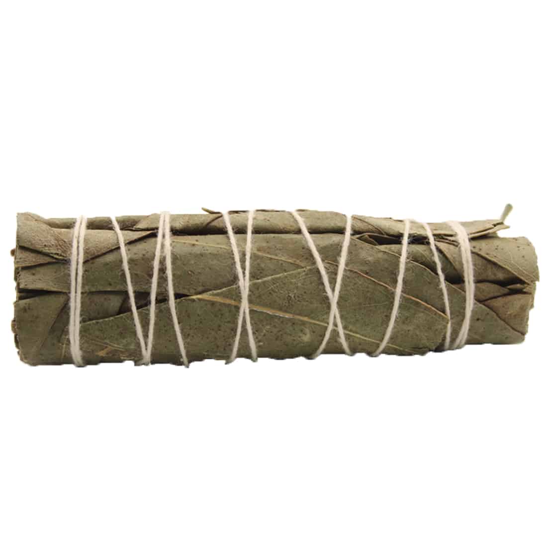 En smudge stick i en cylindrisk form er synlig, bundet med snor. Den består af tørrede eucalyptusblade og salvie, der skaber en blanding af grønne og grålige nuancer. Overfladen er ujævn med synlige blade og små stængler. Stickens længde er cirka 10 cm, og den har en naturlig, organisk tekstur.