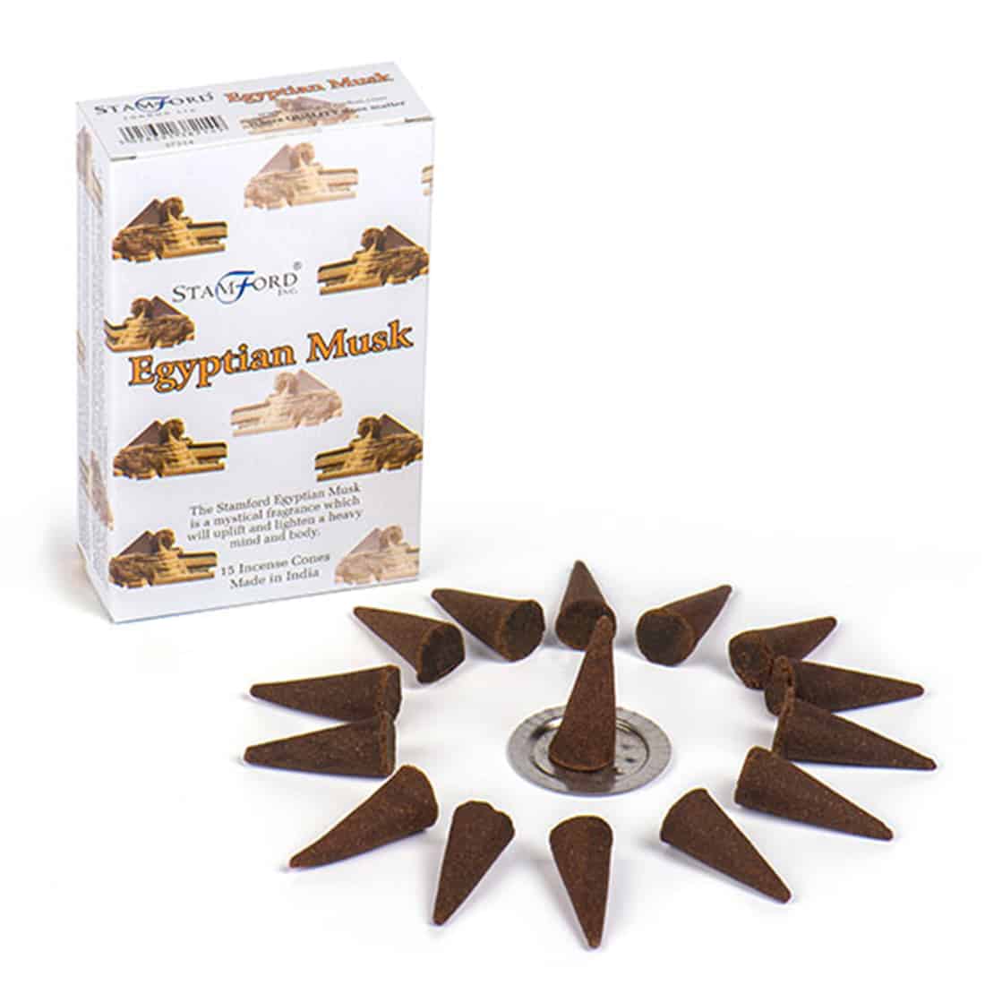 Keglerne er koniske med en glat overflade og en dyb brun farve, der minder om mørk mahogni. De er placeret i en elegant, hvid emballage med sort tekst, der beskriver produktet. Baggrunden er lys og neutral, hvilket fremhæver keglerne og deres naturlige finish. Emballagen har en simpel, men stilfuld design, der tiltrækker opmærksomhed.