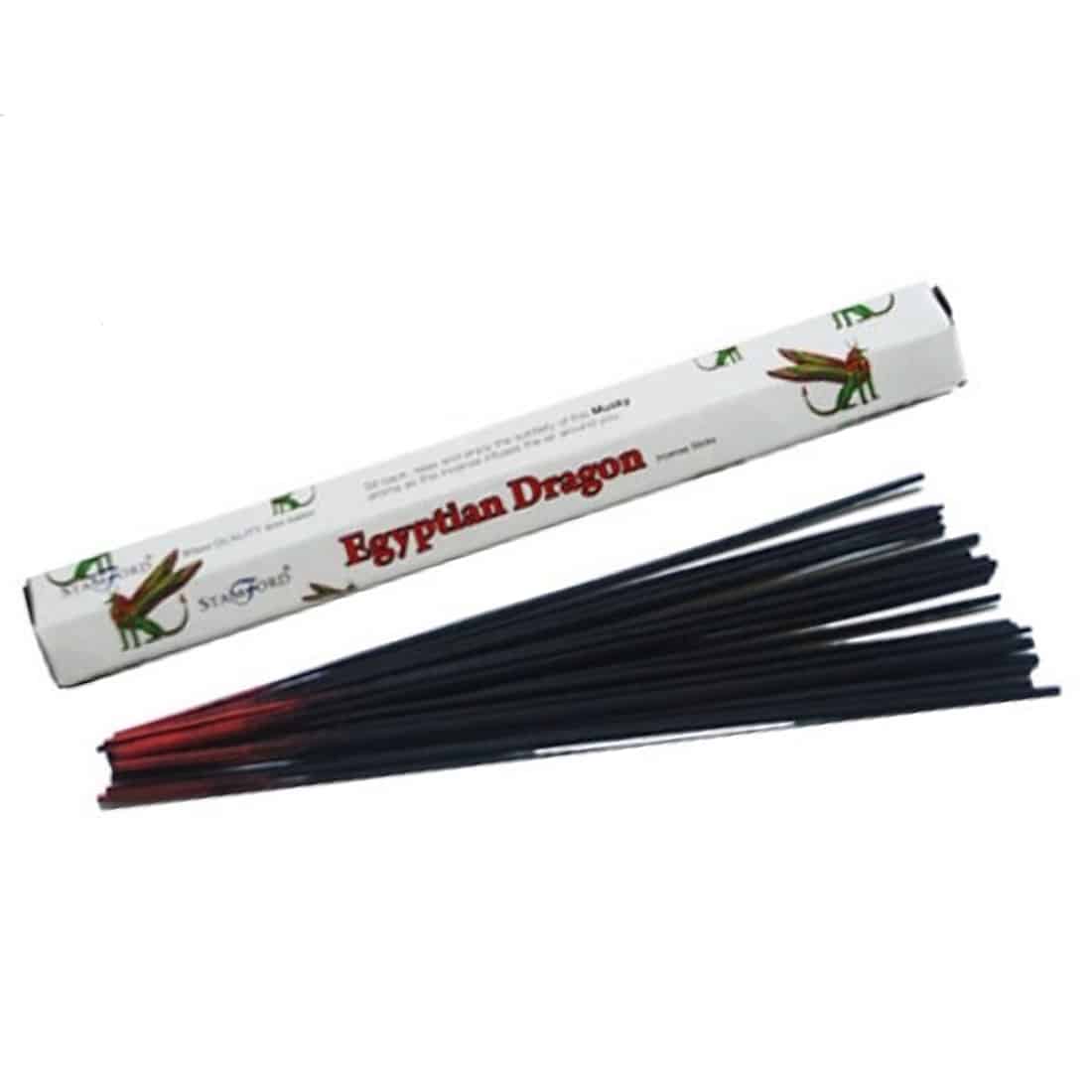 En samling på 20 stykker af egyptiske dragefiguriner i forskellige farver og former. Hver figur har en glat overflade med detaljerede mønstre og teksturer, der fremhæver drageskalaer. Farverne spænder fra dybe grønne og blå nuancer til gyldne og røde accenter. Figurinerne står samlet i en kasse med en neutral baggrund, der fremhæver deres unikke design.