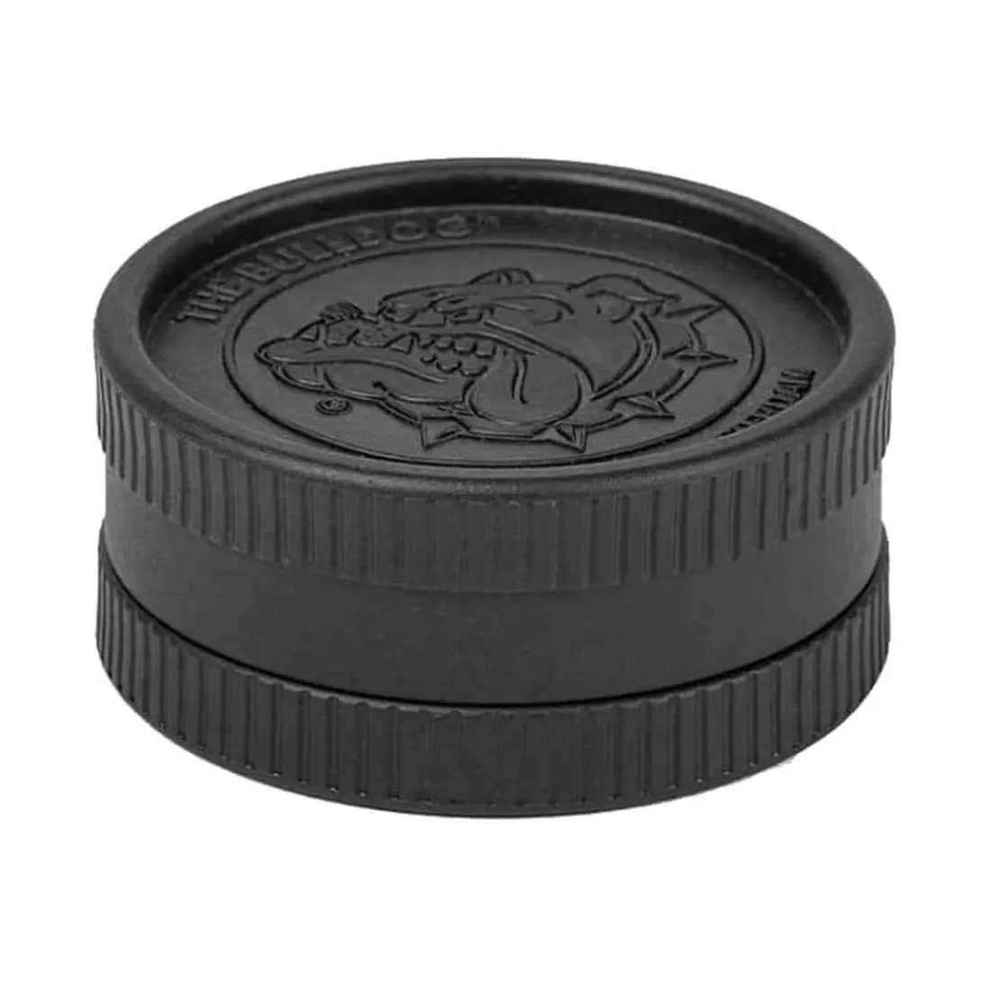 En sort, cylindrisk kværn med en diameter på 55 mm præsenterer sig med en mat overflade. Den har to separate sektioner, hver med en tandet kant til effektiv kværning. Kværnen er udstyret med et lille vindue i toppen, der giver indsigt i indholdet. Der er ingen synlige knapper eller symboler, hvilket giver et enkelt og minimalistisk udtryk.