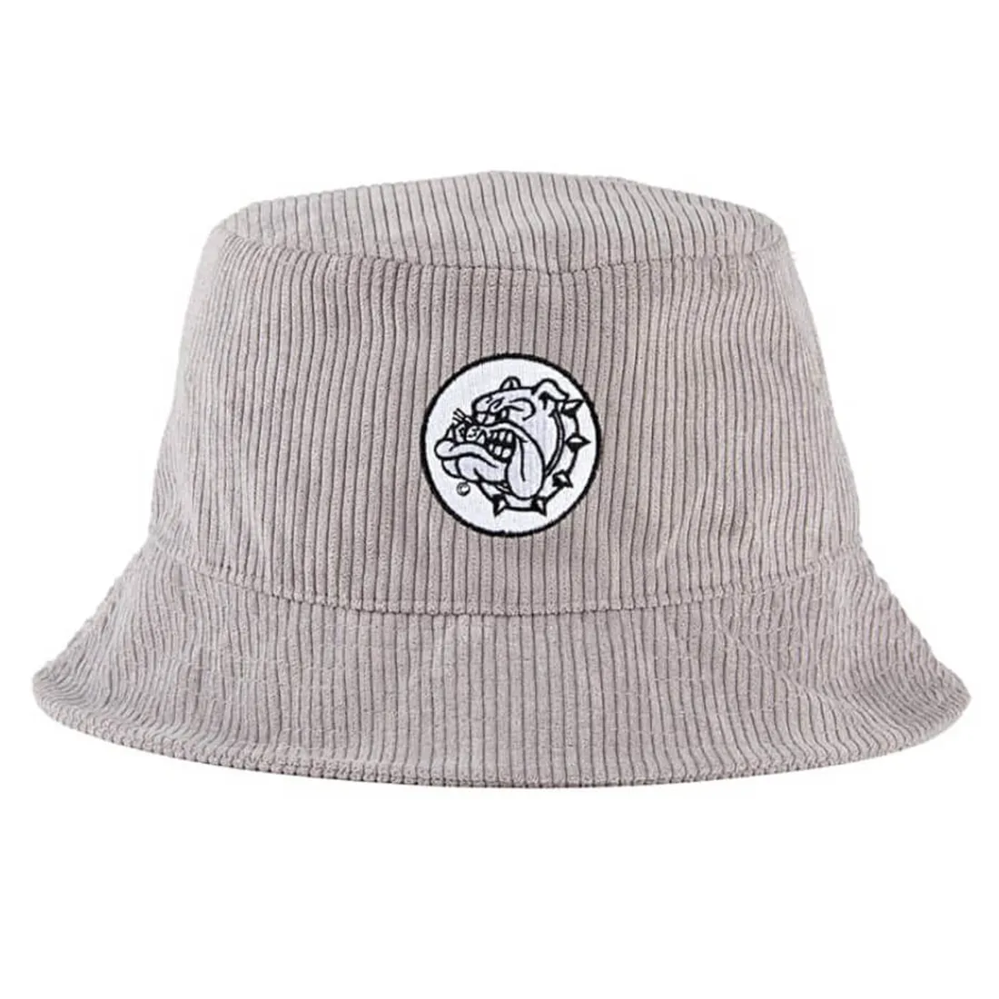 En grå bucket hat i et blødt, ensartet stof med en mat overflade. Hatten har en bred skygge, der buer let nedad. På fronten pryder en broderet tekst, der står i kontrast til den grå baggrund. Størrelsen er rummelig, og indersiden har en simpel, ensfarvet finish. Sømmen er diskret og ensartet hele vejen rundt.