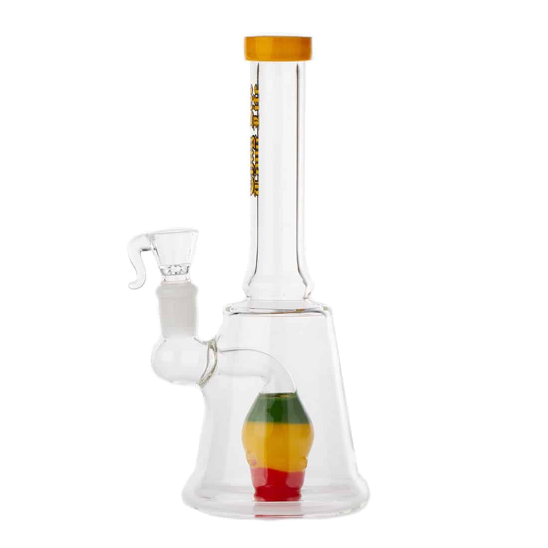 Rund, farverig figur med en dominerende grøn, rød og gul farvepalet, der danner et mønster inspireret af rasta-kultur. Figuren har en glat overflade med tydelige detaljer som ansigtstræk, store, runde øjne og en bred mund. Håret er formet som en busket, farverig dreadlocks-frisure, der tilføjer dybde til designet. Bunden er flad for stabilitet.