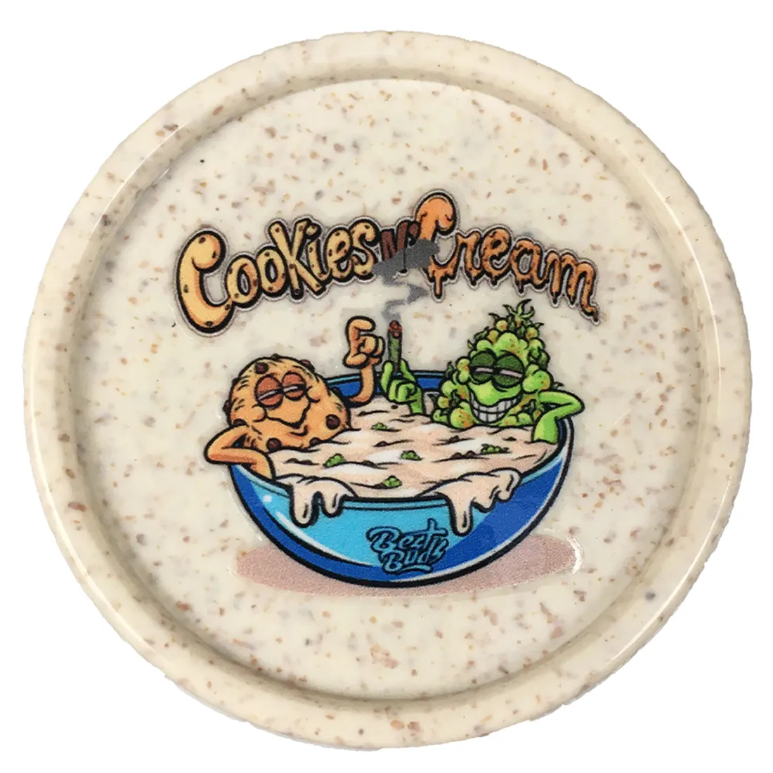 En lille, rund kværn med en diameter på 53 mm præsenterer sig i en mørkegrå farve. Overfladen er mat og har en let struktureret tekstur. Kværnen har to sektioner, adskilt af en tandet kant. Indvendigt ses blade, der er designet til finmalning. En skrueknap på toppen muliggør nem åbning og lukning.