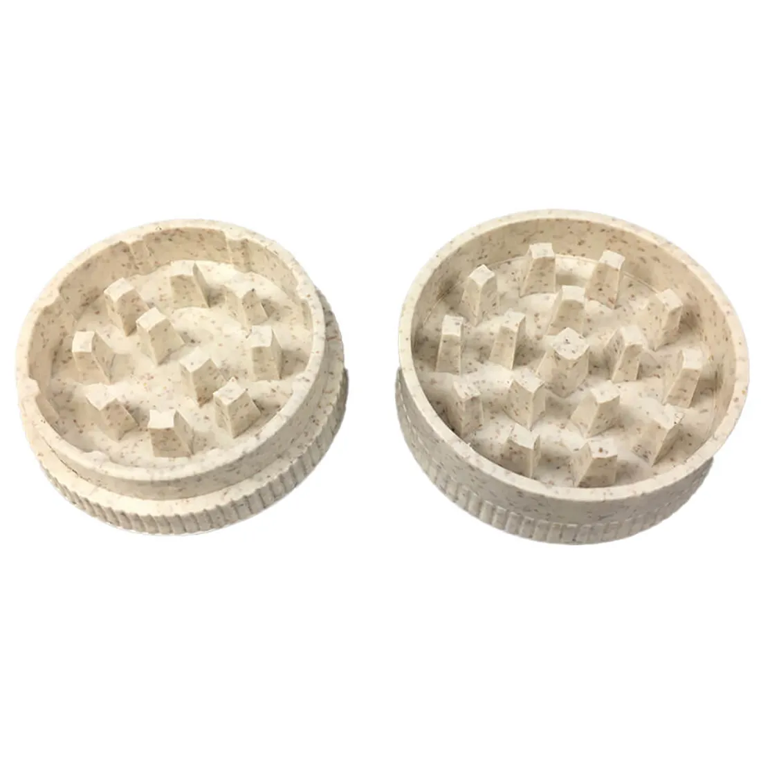 En kompakt, cylindrisk kværn med en diameter på 53 mm, fremstillet af aluminium i en mat, sort overflade. Kværnen har en riflet kant, der sikrer et godt greb. Indersiden er udstyret med skarpe tænder, der effektivt kværner indholdet. Øverste del har en magnetisk lukning, der sikrer, at kværnen forbliver lukket under brug.