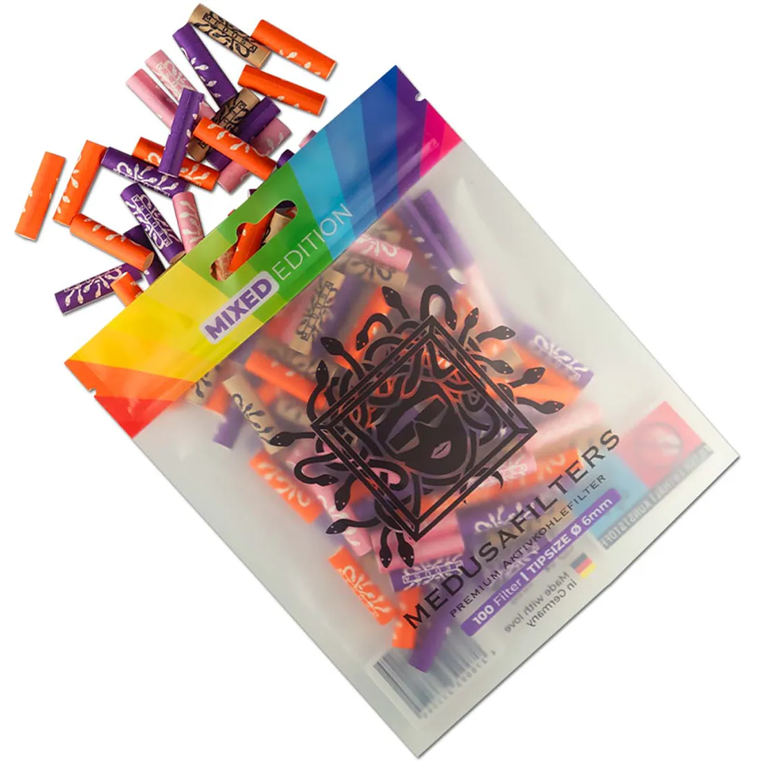 Aktivt kul filtertips i en blandet udgave, 6 mm i diameter, præsenteres i en klar plastikbeholder. Beholderen har en skrueprop, og etiketten viser grafiske elementer i sort og hvidt. Filtertipsene er cylindriske og har en glat overflade, med en let stribet tekstur på nogle af dem. Indholdet fremstår organiseret og let tilgængeligt.