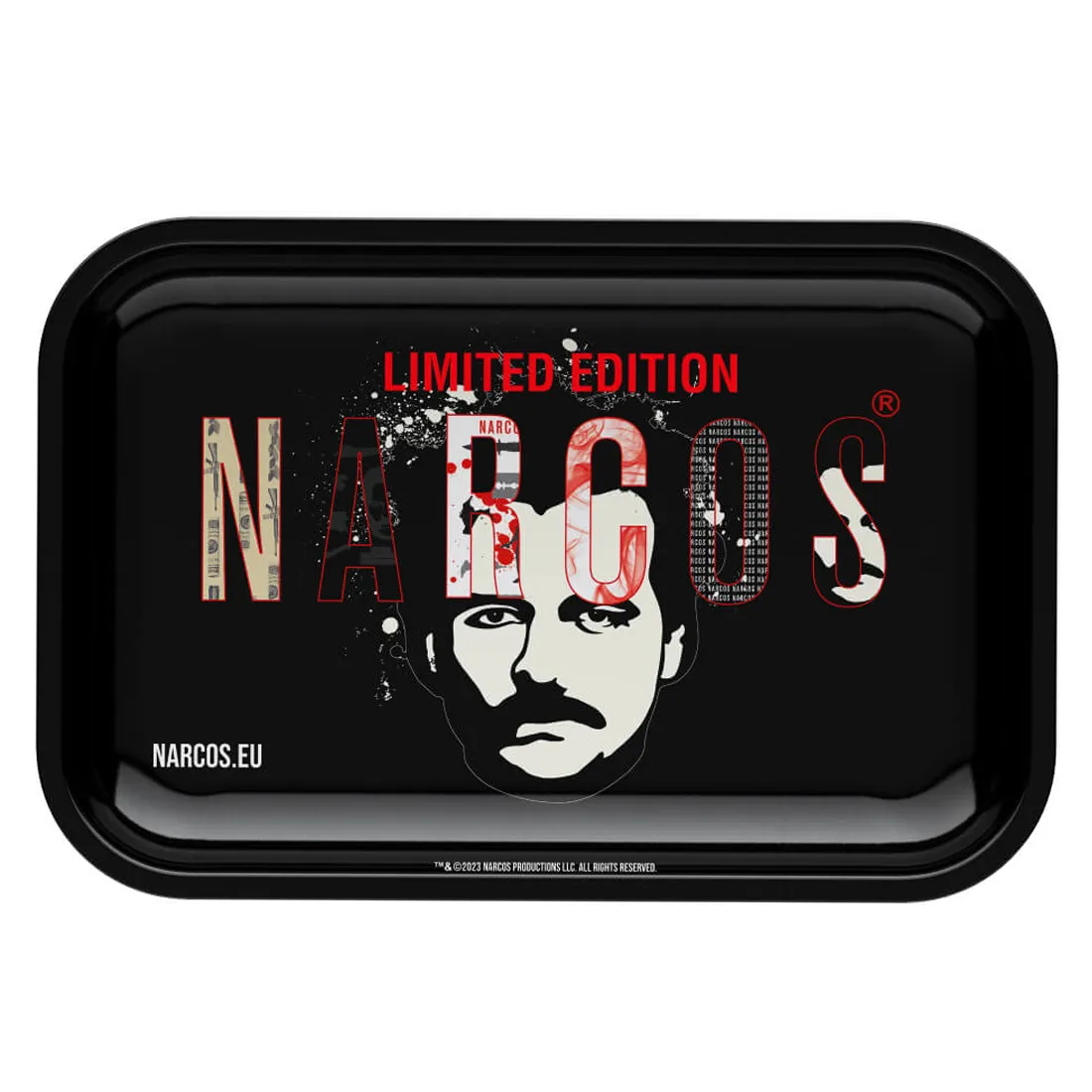 En rektangulær rullebakke i sort med matte overflader. Bakken har afrundede hjørner og en let forhøjning langs kanten, som forhindrer indholdet i at glide ud. Indersiden prydes af et mønster med subtile detaljer og tekst, der tilføjer dybde. Materialet synes at være metal, hvilket giver en holdbar og robust struktur.