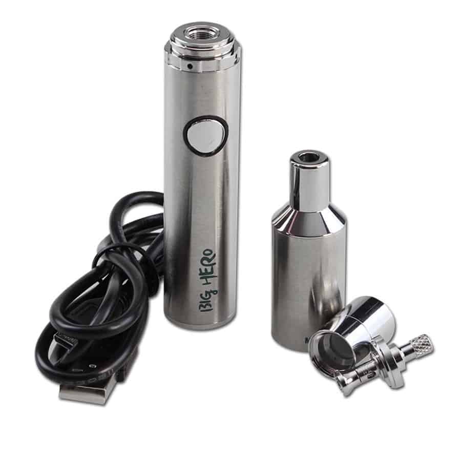 En kompakt vaporizer med en slank, sort krop og en glat overflade. Den har en gennemsigtig, cylindrisk beholder for væske, der sidder øverst. En knap placeret på siden er fremhævet, og der er en lille LED-indikator. En metalspids med perforeringer afslutter enheden, mens en silikone- eller gummiring sikrer grebet.