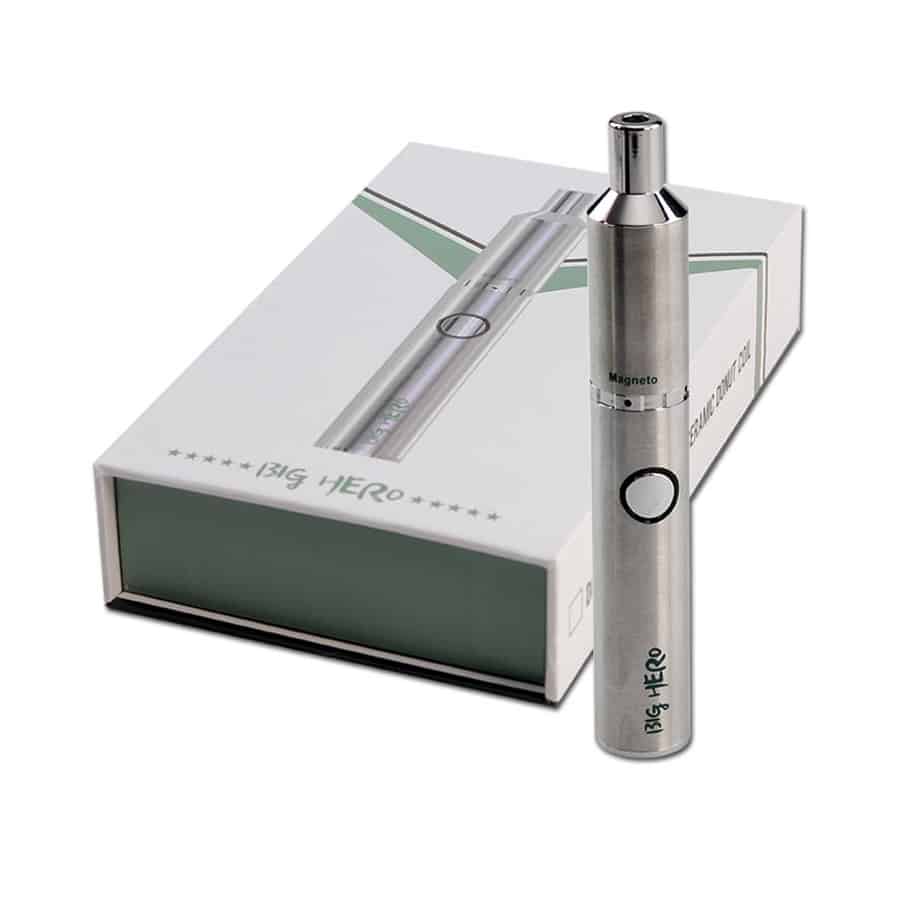 En sort vaporizer med en glat, mat overflade pryder midten af kompositionen. Den har en kompakt, cylindrisk form med en let afrundet top. En lille, digital skærm er synlig på siden, omkranset af knapper til betjening. En metalåbning til dampning er placeret på toppen, mens et mønster af fine linjer tilføjer tekstur til kroppen.