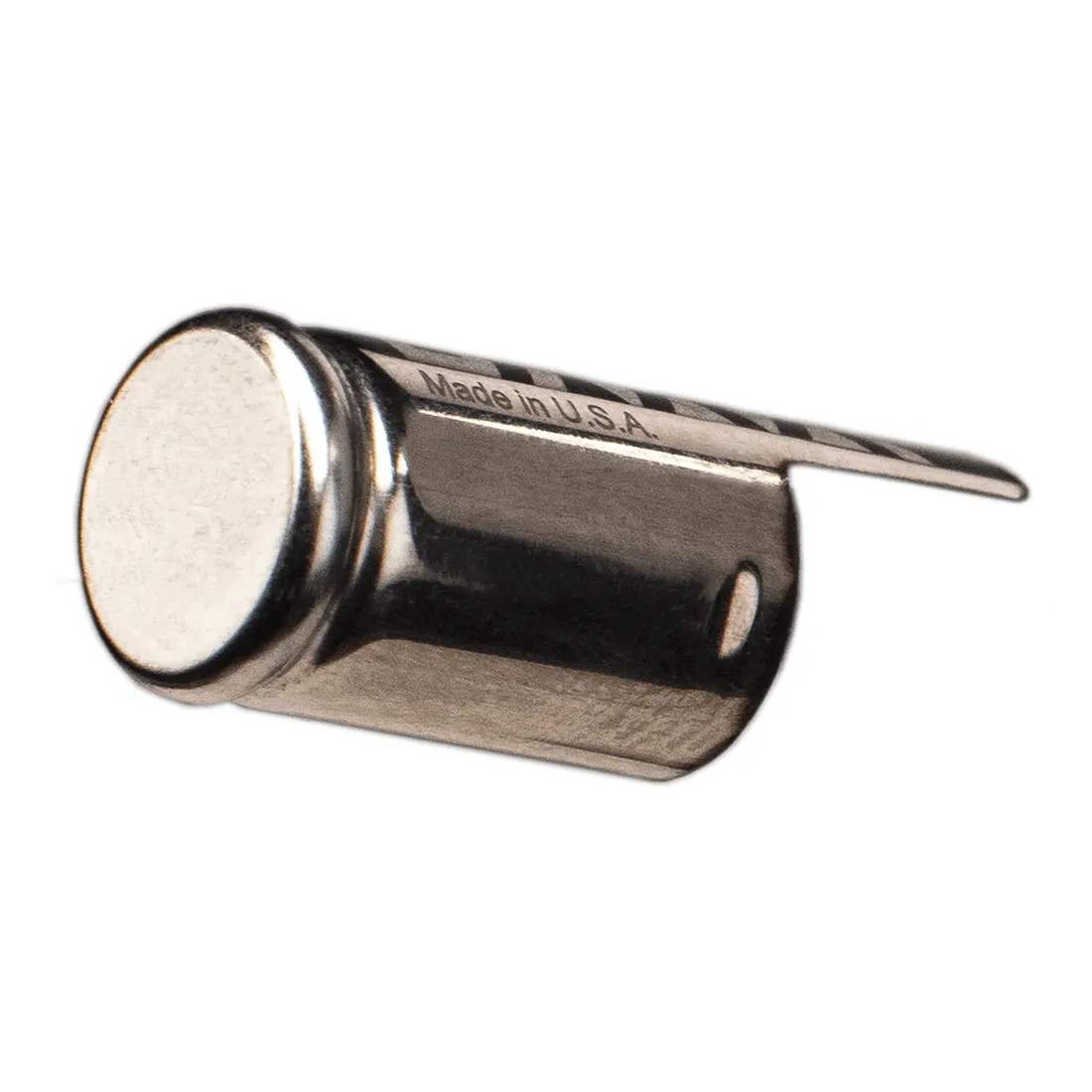 Den fangede hætte fremstår i en mat sort farve med en let tekstur. Den har en cirkulær form med en indvendig fordybning, der skaber en tætsiddende pasform. Kanten er let buet og udstyret med små hak, der muliggør et sikkert greb. Den fremstår robust og holdbar, ideel til præcise applikationer.