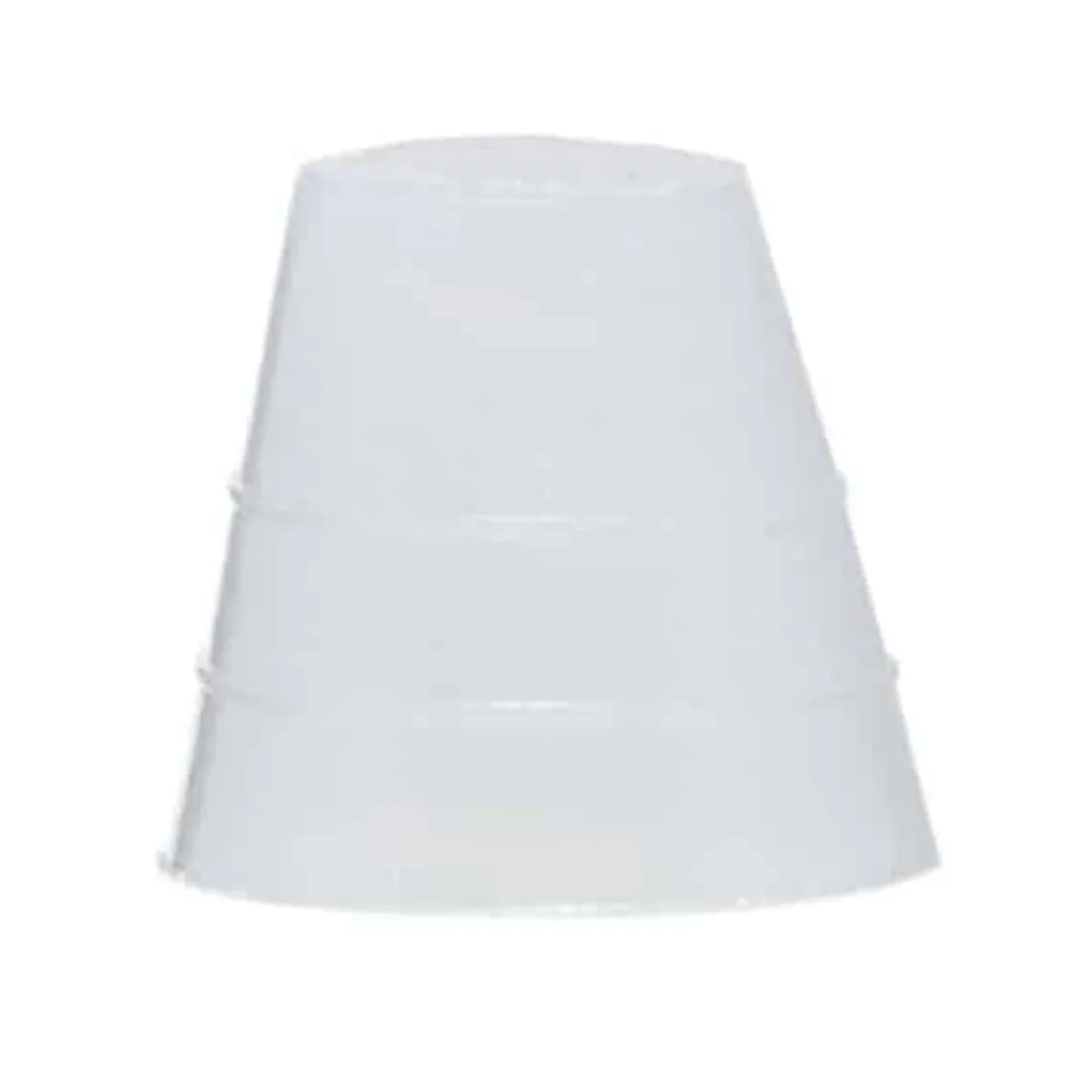 Gummiadapteren er sort med en glat overflade og en fleksibel struktur. Den har en konisk form, der smalner ind mod den øverste del, som har en lille åbning. Adapteren er udstyret med en række fine riller, der giver et godt greb. Materialet ser slidstærkt ud, og kanterne er ensartede uden synlige imperfektioner.