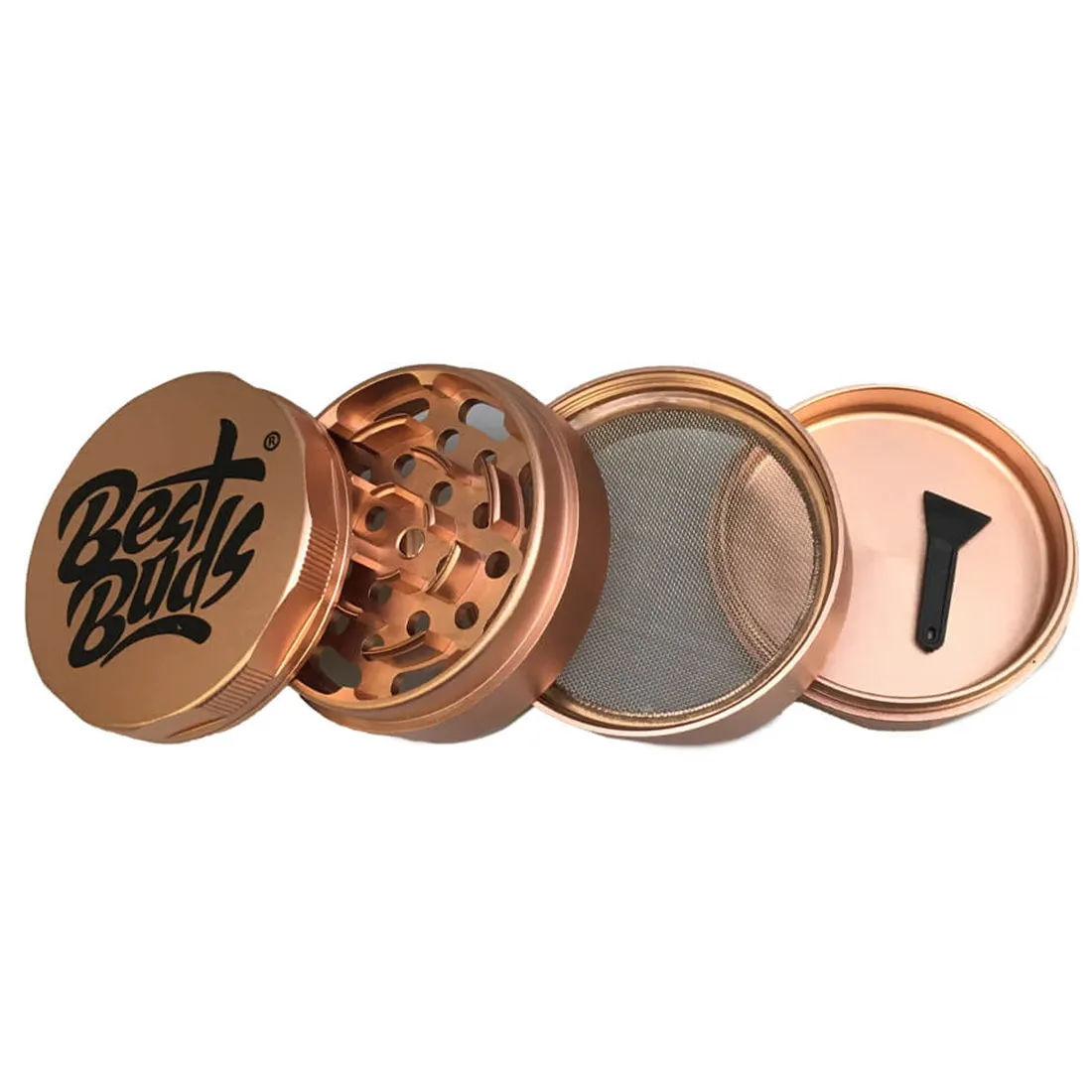 Mighty grinder i rosaguld har en rund, kompakt form med en diameter på 60 mm. Overfladen er glat og skinnende med en metalisk finish, der reflekterer lys. Der er fine, prægede mønstre langs kanten, og den centrale del har små, skarpe tænder til effektiv kværning. Knapperne til åbning er diskrete og integrerede.