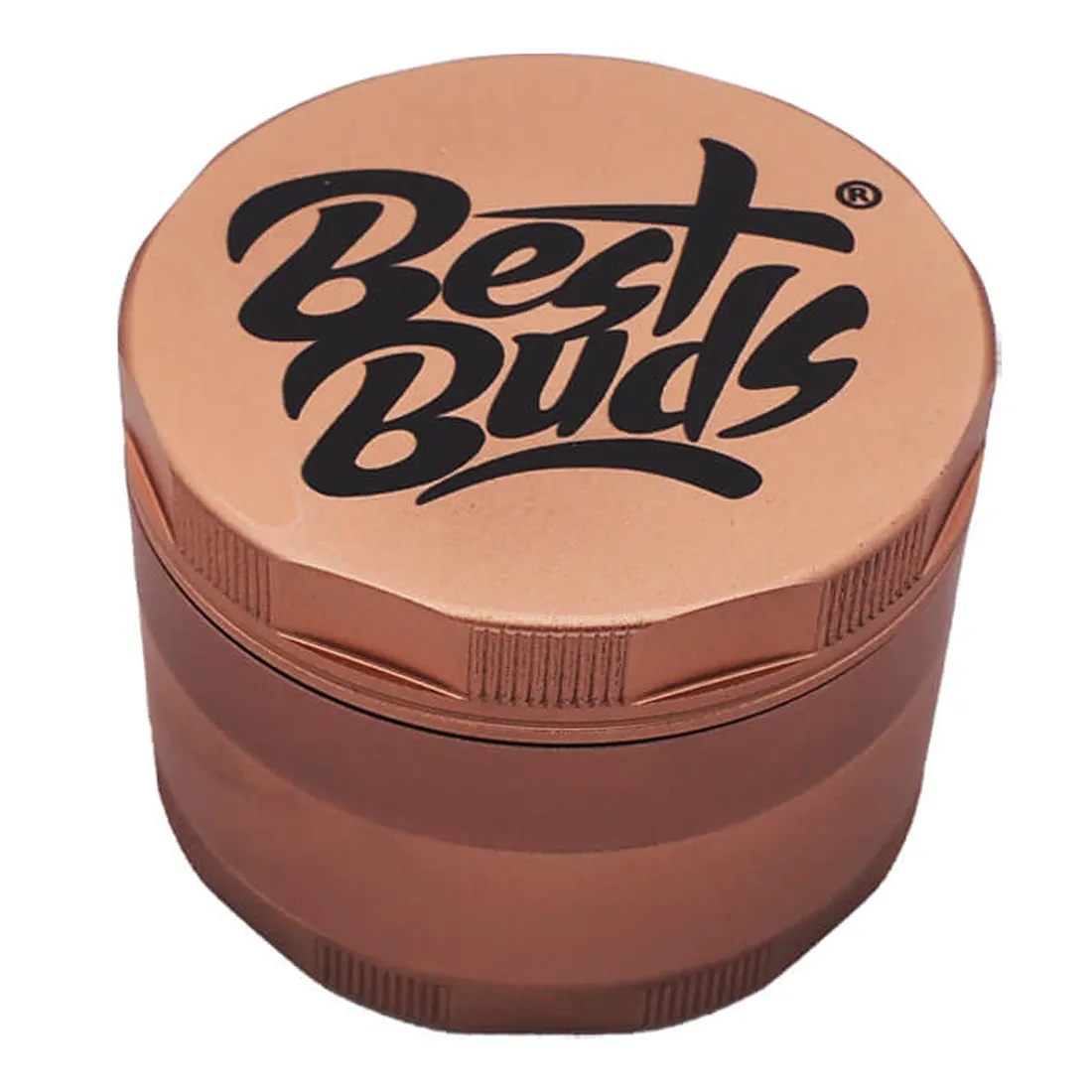 En rund, 60 mm stor kværn i rose-guld metal med en glat, reflekterende overflade. Kværnen har en skridsikker struktur på kanten og en tandet, indvendig mekanisme, der muliggør effektiv maling. Låget er fladt med en let buet form, og der er små perforeringer til at separere det malede materiale. Kværnen har en minimalistisk æstetik.