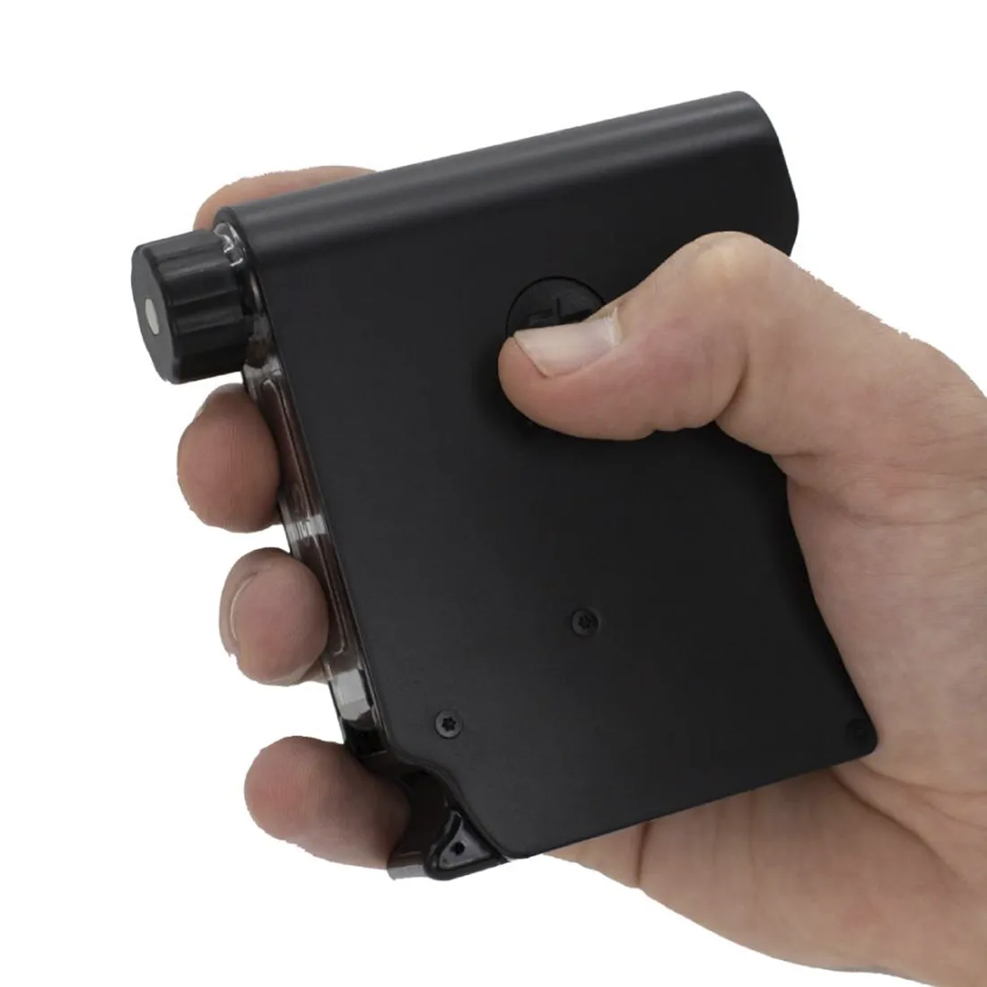 En sort elektrisk kværn præsenterer sig med en slank, moderne form og en mat overflade. Den har en rund knap øverst, der er let tilgængelig, samt en gennemsigtig beholder til kværnede materialer. Kværnen har en tekstur, der giver et godt greb, og er designet til at være kompakt og funktionel.