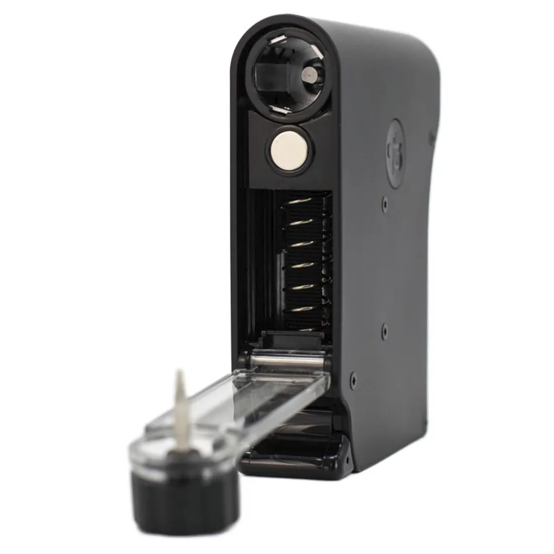 En sort elektrisk kværn med en slank, cylindrisk form. Overfladen har en mat finish, mens knapperne er placeret i øverste del. Der er et gennemsigtigt låg, der afslører insiden, hvor en kværn med skarpe blade er synlig. Forneden er der en lille beholder til det kværnede materiale, der har en glat og skinnende overflade.