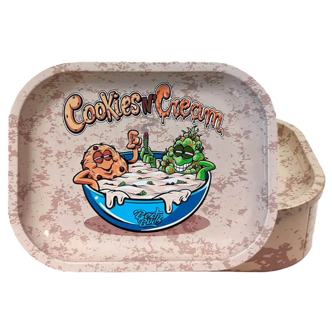 En firkantet rulleskål i metal præsenterer et farverigt design med nuancer af brunt, hvidt og sort, der minder om cookies og flødeskum. Overfladen er glat med en let reflekterende finish. Kanterne er let bøjet opad, hvilket skaber en praktisk form til at holde indholdet på plads. Mønsteret er detaljeret med en kombination af grafiske elementer.