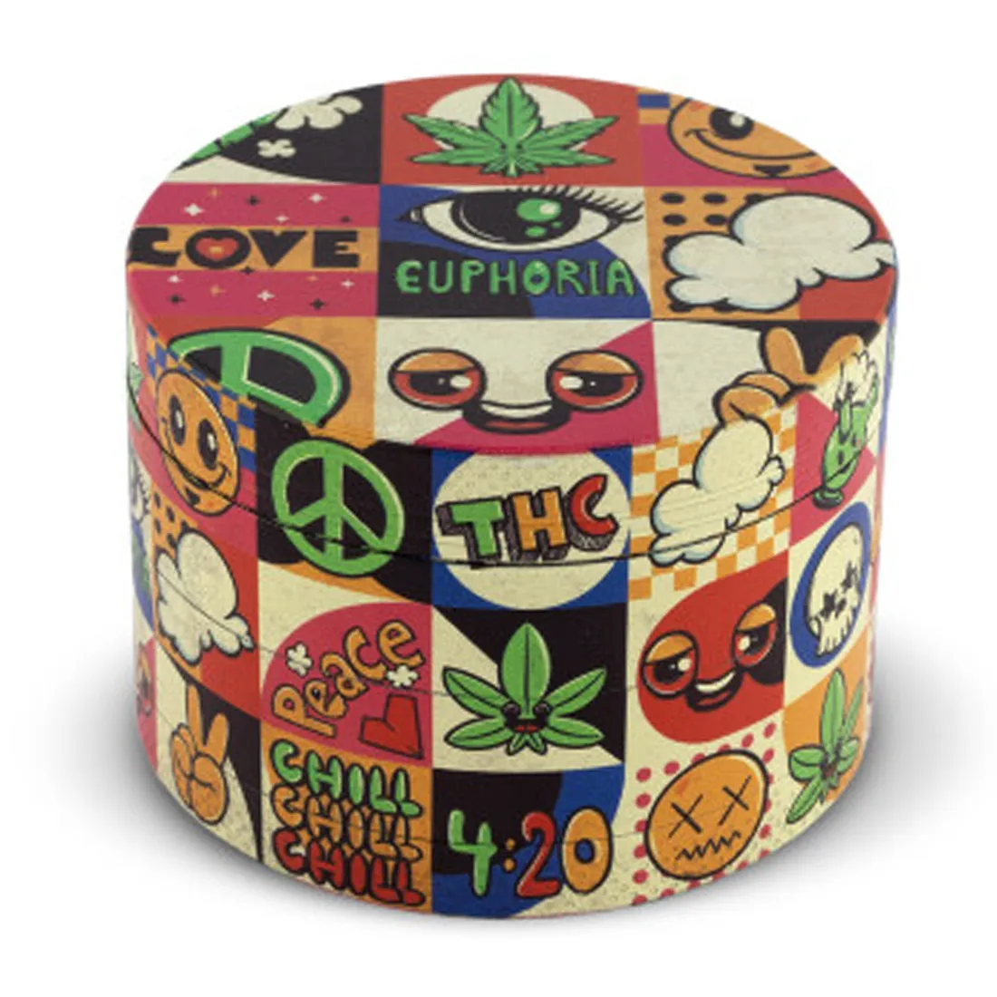 En rund krydderikværn med en diameter på 63 mm. Overfladen har en mat, sort finish med et bølget mønster, der skaber en taktil tekstur. Toppen er forsynet med en skrue, mens indersiden har skarpe tænder til formaling. Kværnen har en glat kant og er designet med en let buet form, der sikrer et godt greb.