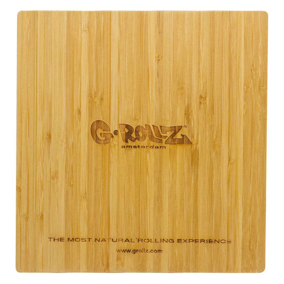 En rektangulær bakke i bambus præsenterer en lys, naturlig træfarve med en glat overflade og synlige åretegninger. Bakken har afrundede kanter og en let hævet kant, der skaber et elegant udtryk. Den er udstyret med to håndtag, der er integreret i siderne, hvilket giver en praktisk og stilfuld detalje til designet.