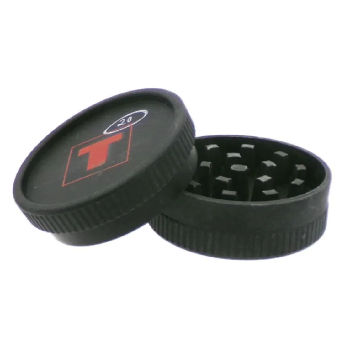 En kompakt grinder med en diameter på 53 mm, fremstillet af aluminium med en børstet metaloverflade. Den har en klassisk cylindrisk form med skarpe tænder indvendigt, der er designet til at male. Låget har en magnetisk lukning i midten, og der er ingen synlige knapper eller symboler. Den er praktisk og funktionel i sit design.