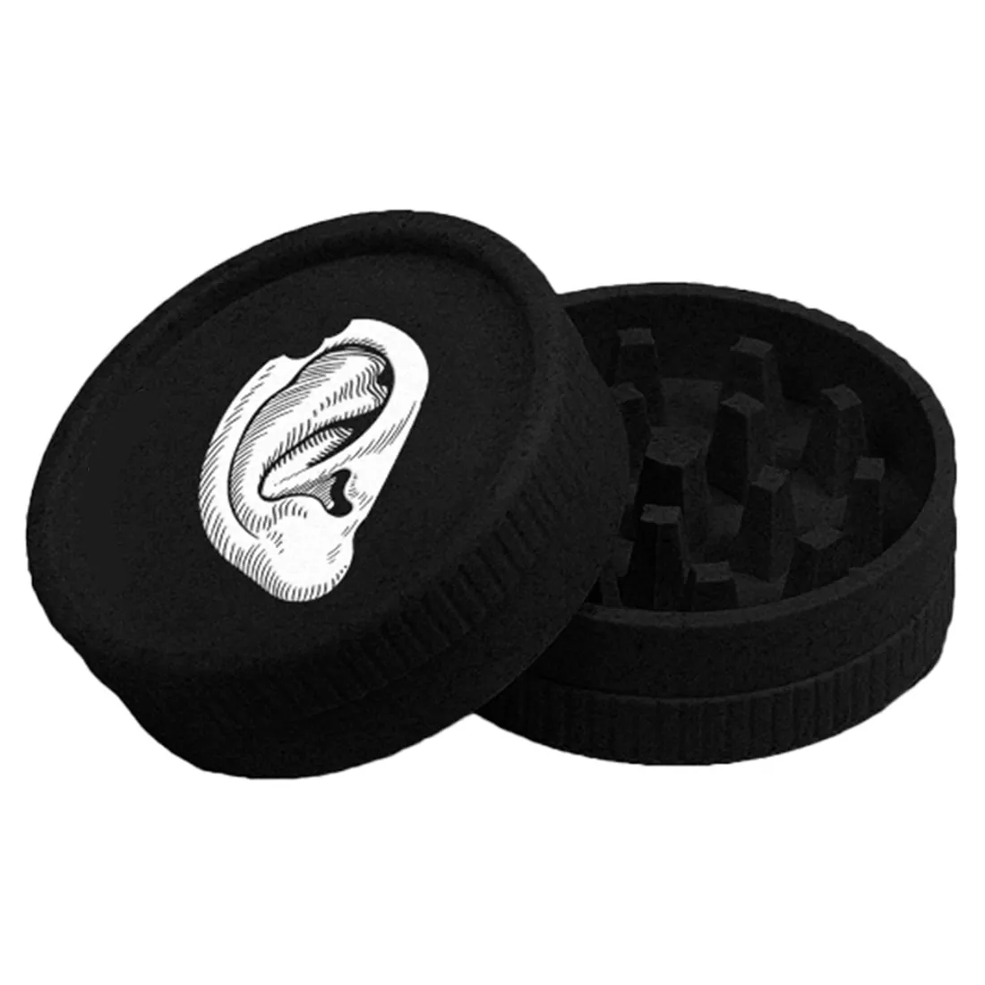 En cylinderformet grinder prydet med en mat sort overflade. Toppen har et skarpt, indviklet mønster til greb, mens siderne er glatte. Den er opdelt i to sektioner med en spiralformet tænder, der sikrer effektiv knusning af materiale. Bunden har små huller til at filtrere det knuste indhold. Diameteren er 53 mm.