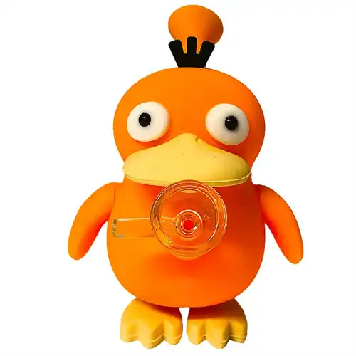 En lille, håndholdt bong i klart glas pryder scenen. Den har en slank, cylindrisk form med en bredere bund, der giver stabilitet. En bøjelig silikoneslange i sort forbinder bunden med en lille mundstykke. Glasoverfladen er glat og transparent, hvilket fremhæver det indvendige vandniveau. En enkel, funktionel design uden unødvendige detaljer.