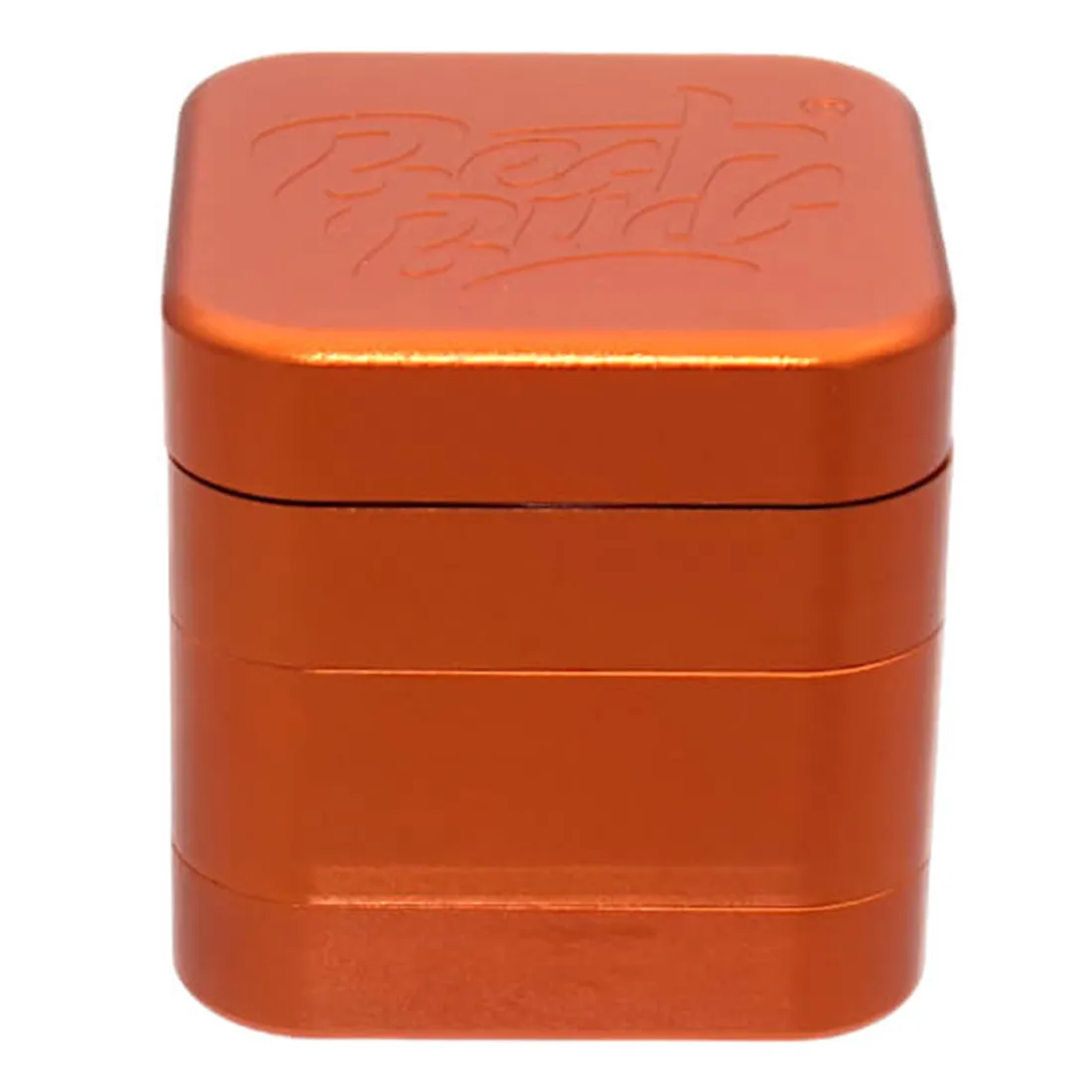 En rustfarvet krydderkværn med en diameter på 50 mm. Den har en cylindrisk form med en glat overflade og en struktureret top, der muliggør et godt greb. Kværnen er opdelt i to sektioner, hvor den øverste del har små huller til krydderiernes udslip. Der er en skruefunktion på siden til justering af kværnens grovhed.