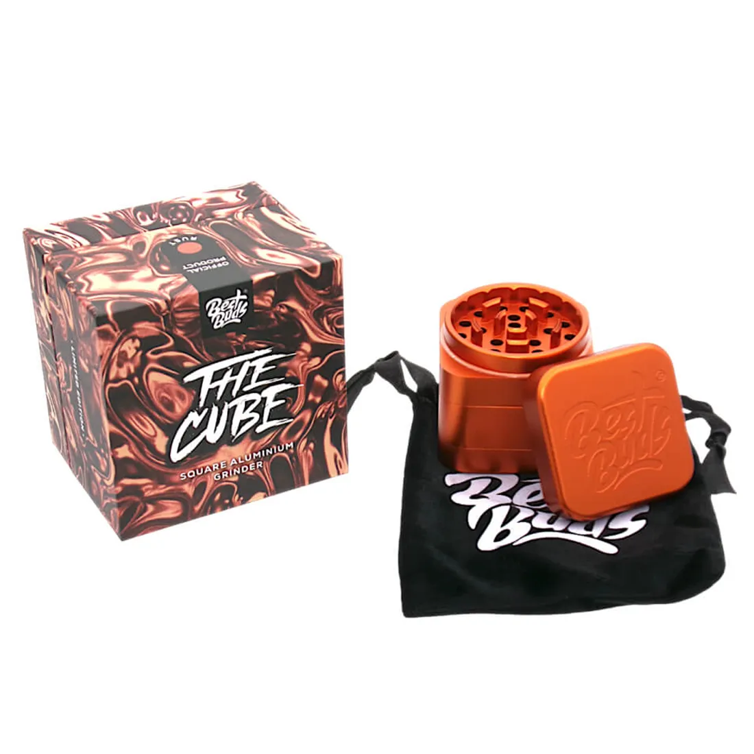 En rustfarvet krydderkværn med en kubisk form. Den har en glat overflade og er fremstillet af metal. Øverste del har et skruelåg med en riflet kant for nem åbning. Indvendigt ses skarpe tænder, der er designet til at male krydderier. Kværnen har en diameter på 50 mm og en samlet højde, der understøtter dens kompakte design.