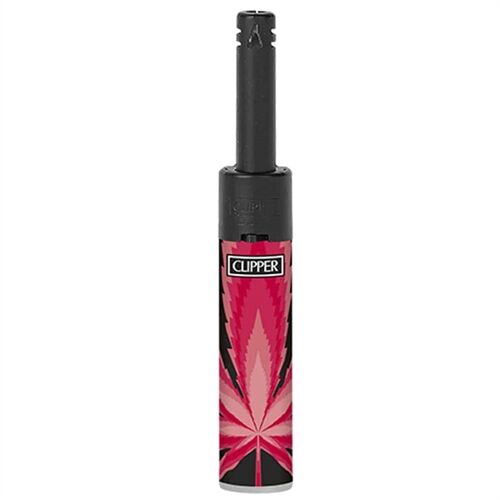 En rød lighter med en glat, blank overflade dominerer beskrivelsen. Den har en cylindrisk form med en sort top, hvor et lille flammeudløser og en gennemsigtig gasbeholder er synlige. Lighterens krop er prydet med grønne, stiliserede cannabisblade, der skaber et kontrastfuldt mønster. Den har en slank, kompakt størrelse, ideel til transport.