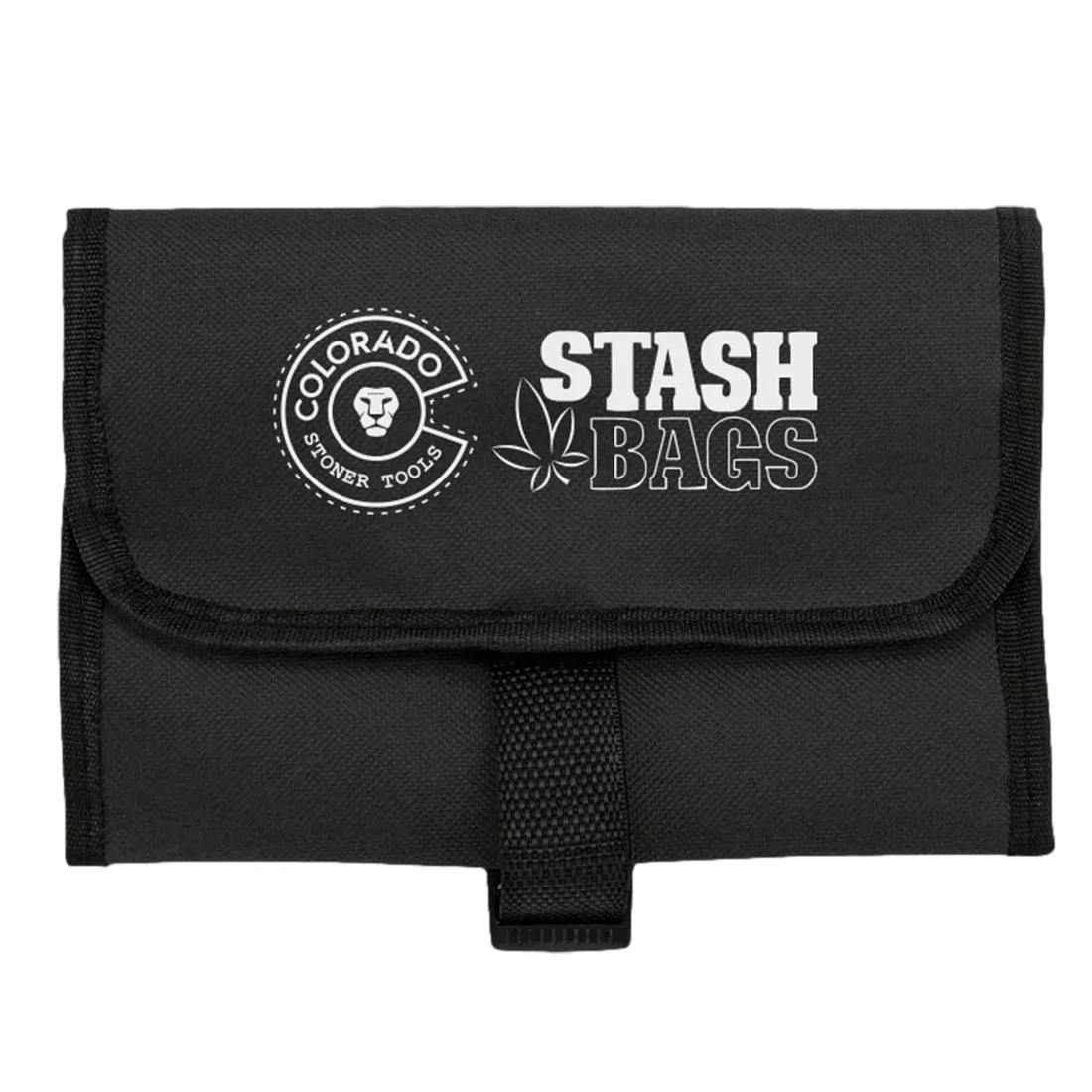 En taske med en rektangulær form, fremstillet af slidstærkt stof i en lys beige farve. Tasken har en lynlås i toppen og to håndtag i matchende farve. På forsiden er der et stort, sort logo, der kontrasterer med den lyse baggrund. Tasken har en struktureret overflade, hvilket giver en robust følelse.