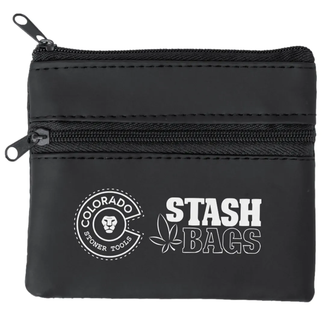 En taske i en dyb grøn farve med en glat tekstur og en kompaktestruktur. Tasken har en rektangulær form og er udstyret med en lynlås i kontrastfarve. Foran ses et lille logo i sort, mens der er en justerbar rem i nylon, der gør det muligt at bære tasken som en crossbody. Mønstret er enkelt og funktionelt.