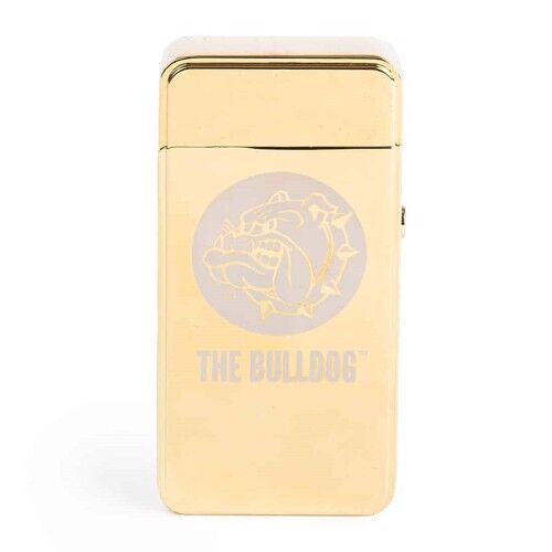 En guldfarvet plasma lighter præsenteres med en glat, reflekterende overflade, der skaber en spejlende effekt. Den har en slank, rektangulær form med afrundede kanter. Øverst findes et lille, åbent låg, og der er synlige knapper til aktivering. Teksturen er metalagtig, mens detaljerne i designet fremhæver et moderne og stilrent udtryk.