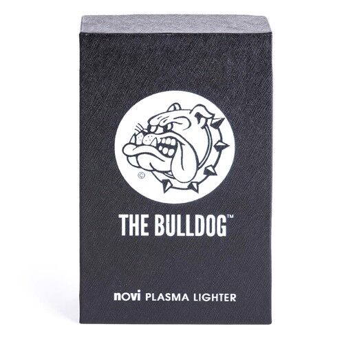 En hvid lighter i en slank, rektangulær form med en let buet overflade. Lighteren har en glat, blank finish, der reflekterer lys. Den har en integreret piezoelektrisk tændmekanisme med en sort knap, der er placeret centralt. På siden ses et lille vindue, der afslører gasniveauet, og der er en subtil tekstur langs bunden.