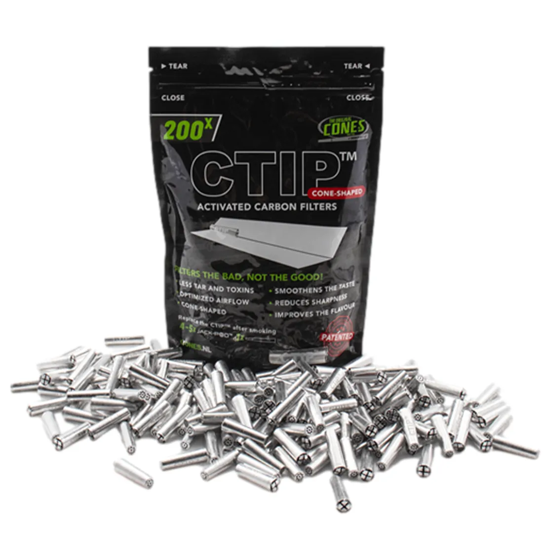 CTIP alu-carbon filter har en rektangulær form med glatte kanter. Ydersiden er dækket af en sort, perforeret metalgitterstruktur, som giver en ensartet tekstur. Indersiden indeholder et lag af kulmateriale, der fremtræder i grå nuancer. Filtrene har et enkelt og funktionelt design, der gør dem lette at integrere i forskellige systemer.